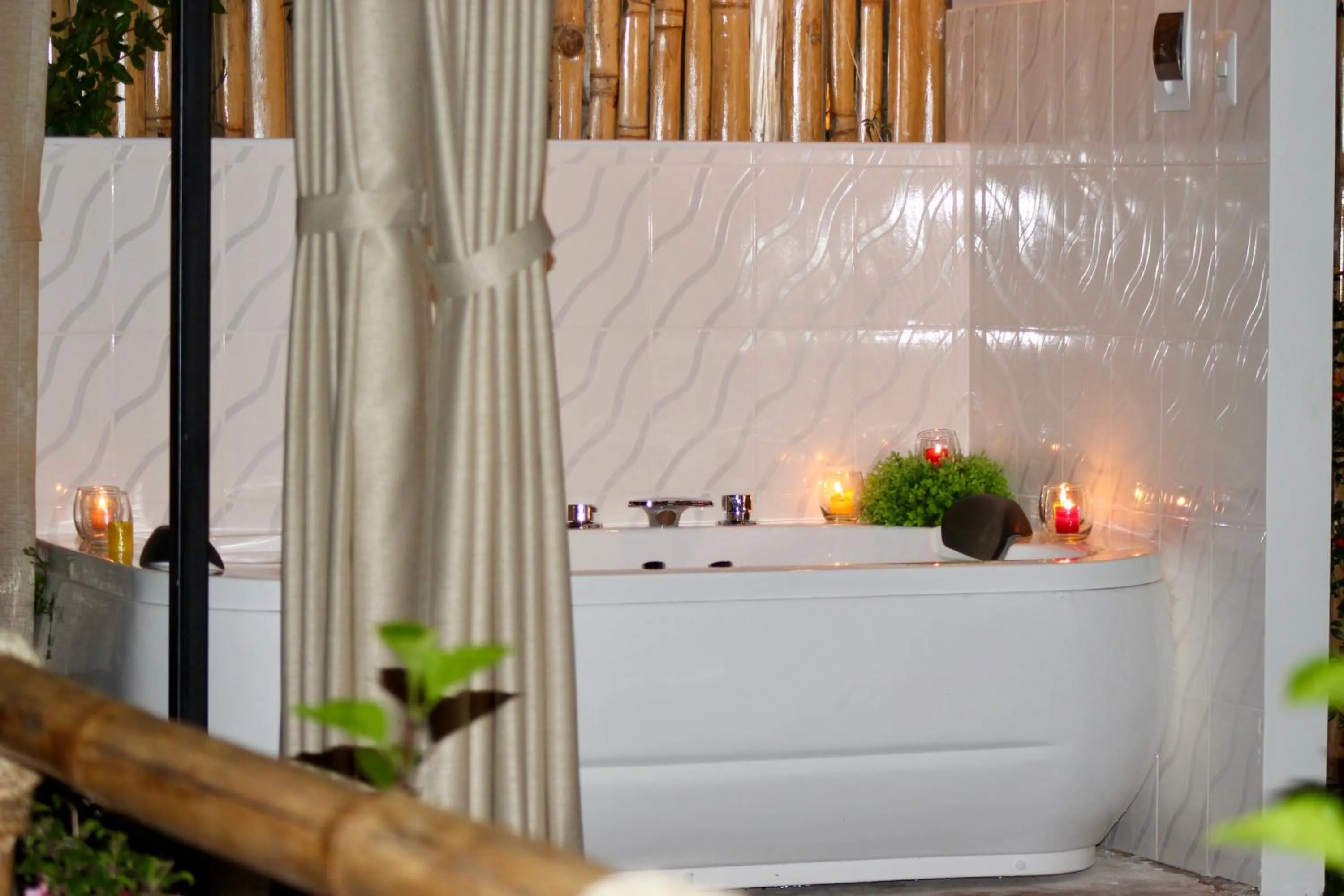 Hot Tub in MISKI SAMAY DOMO BOUTIQUE