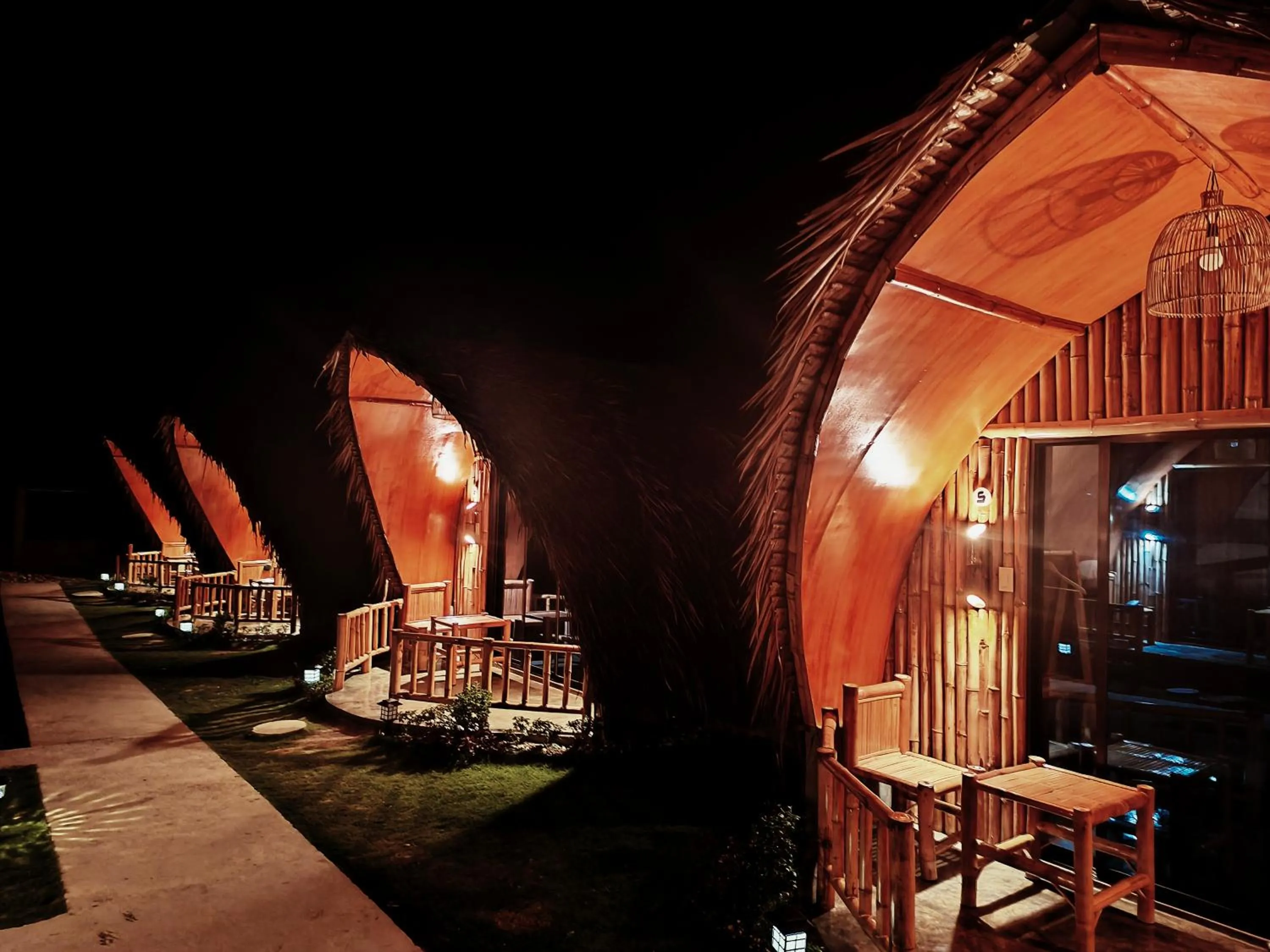 Night in East Holiday Resort Moalboal