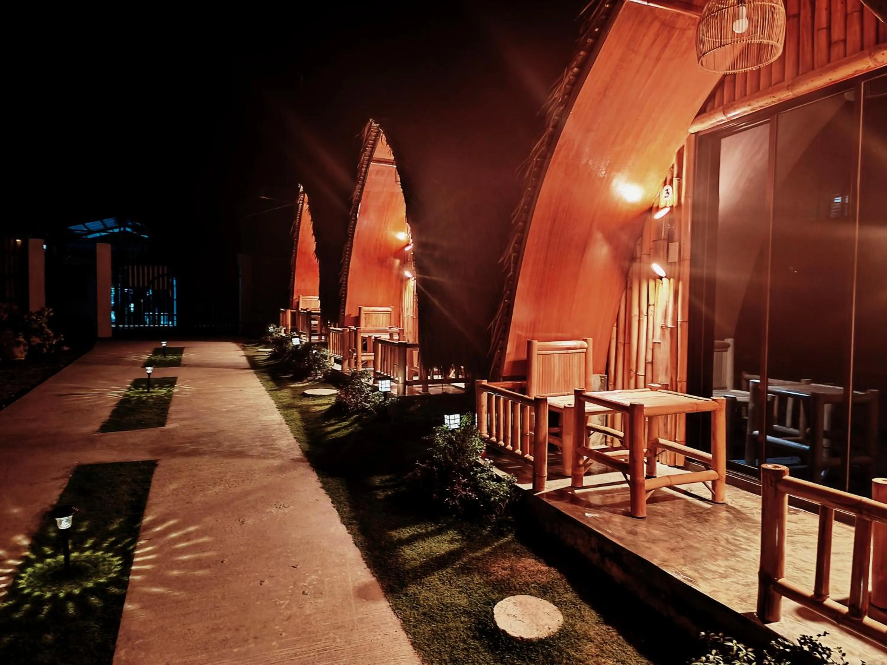 Night in East Holiday Resort Moalboal