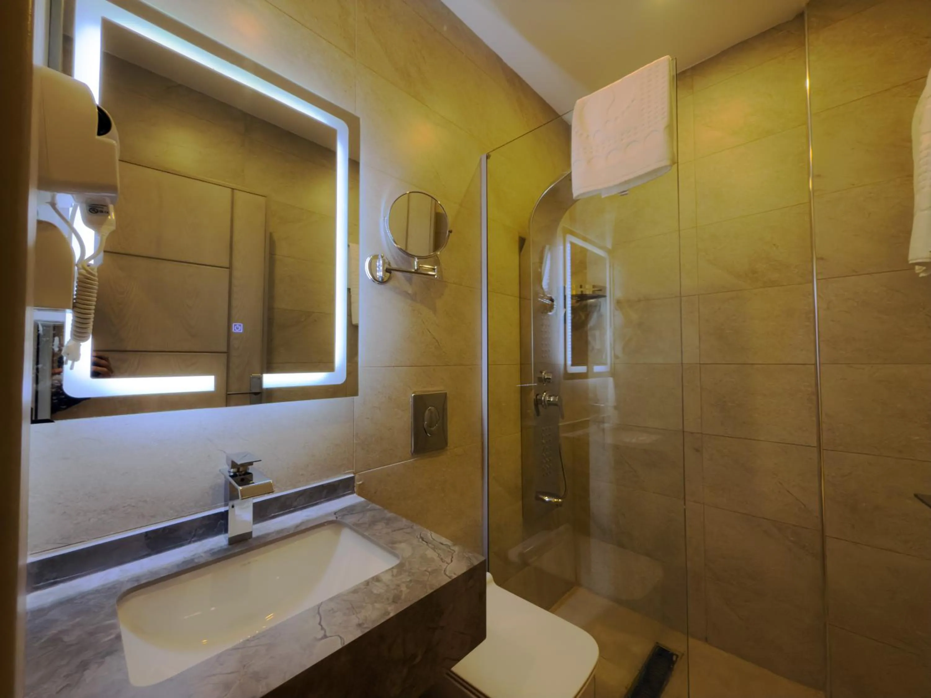 Shower in Petra Karam Hotel