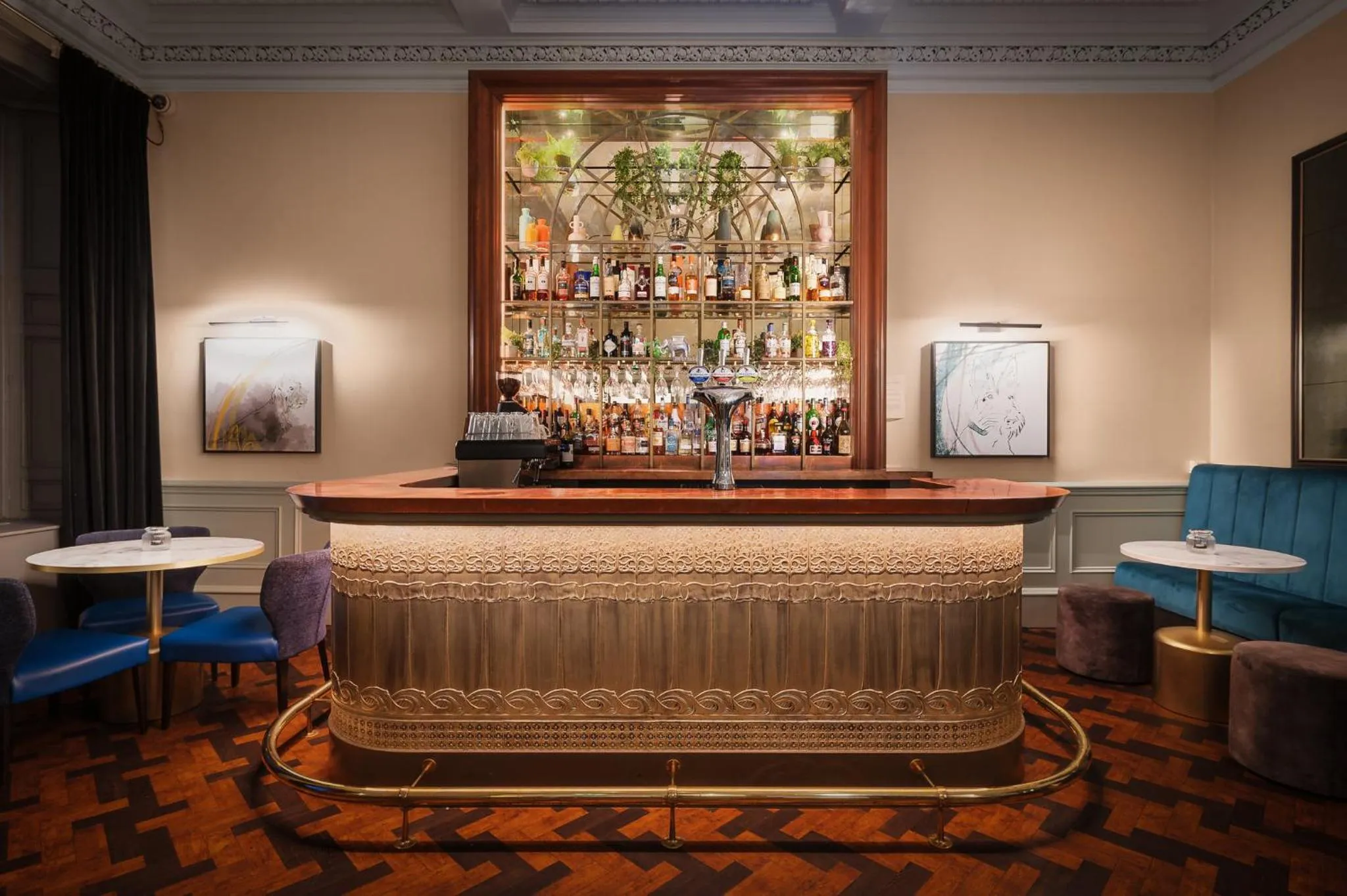 Lounge or bar in voco Edinburgh - Royal Terrace by IHG