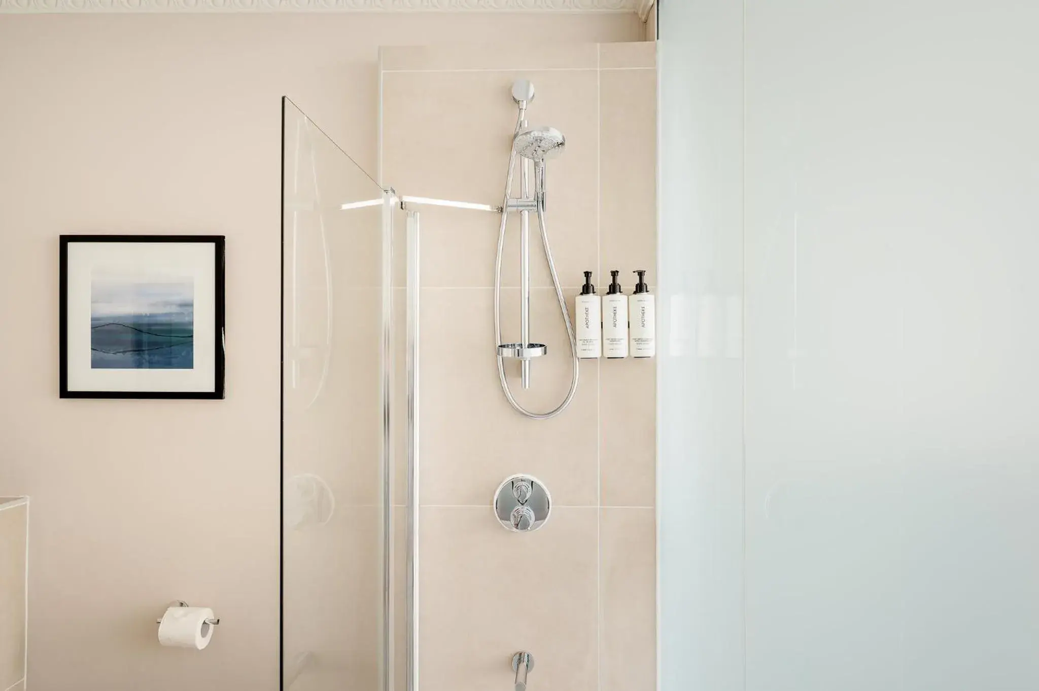 Photo of the whole room in voco Edinburgh - Royal Terrace by IHG Photo of the whole room in voco Edinburgh - Royal Terrace by IHG