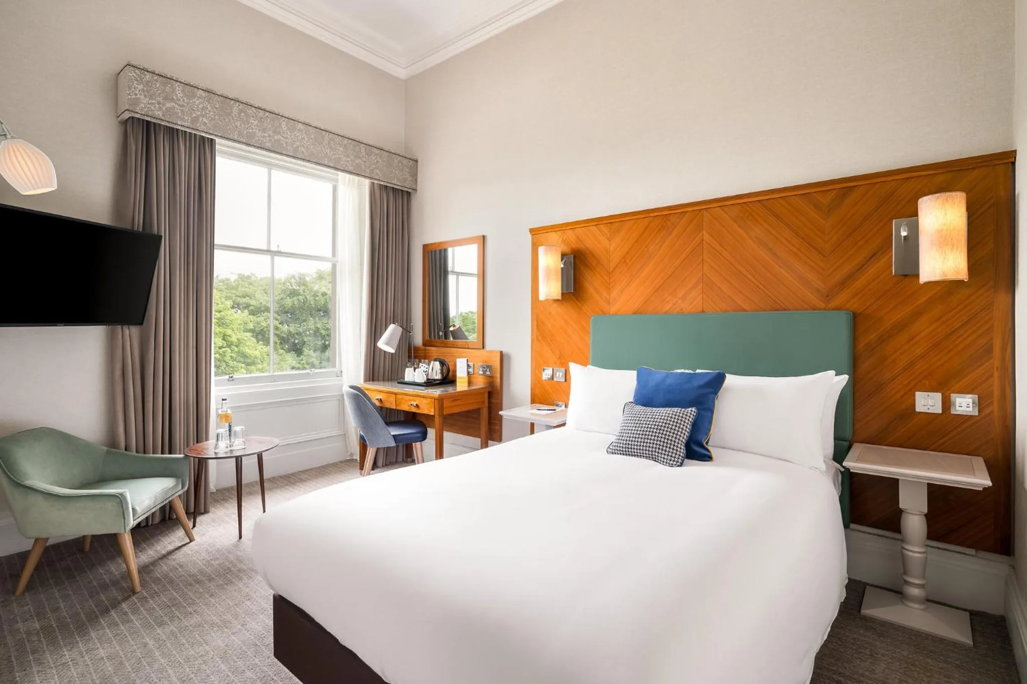Photo of the whole room, Bed in voco Edinburgh - Royal Terrace by IHG