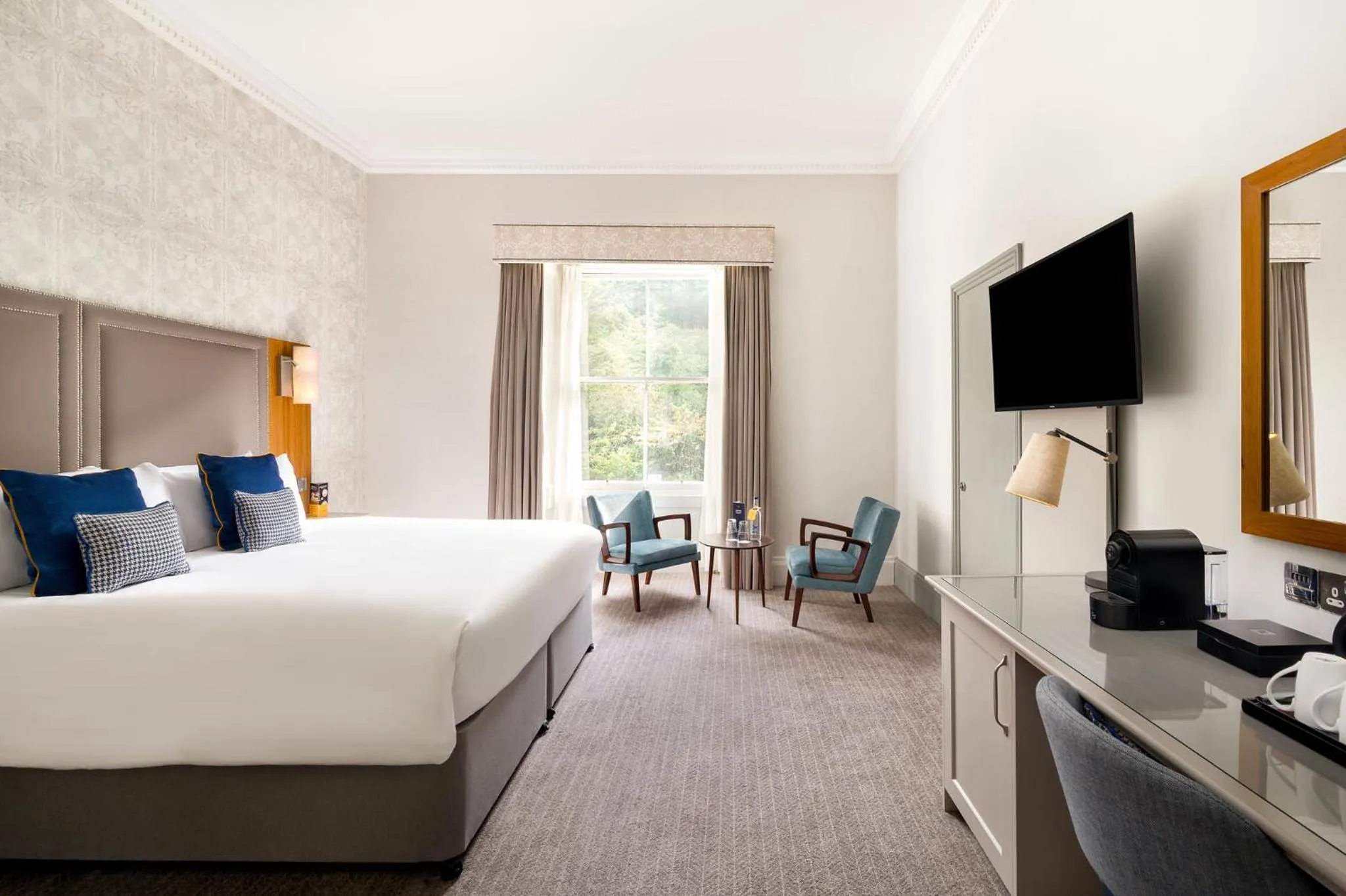 Photo of the whole room, Bed in voco Edinburgh - Royal Terrace by IHG