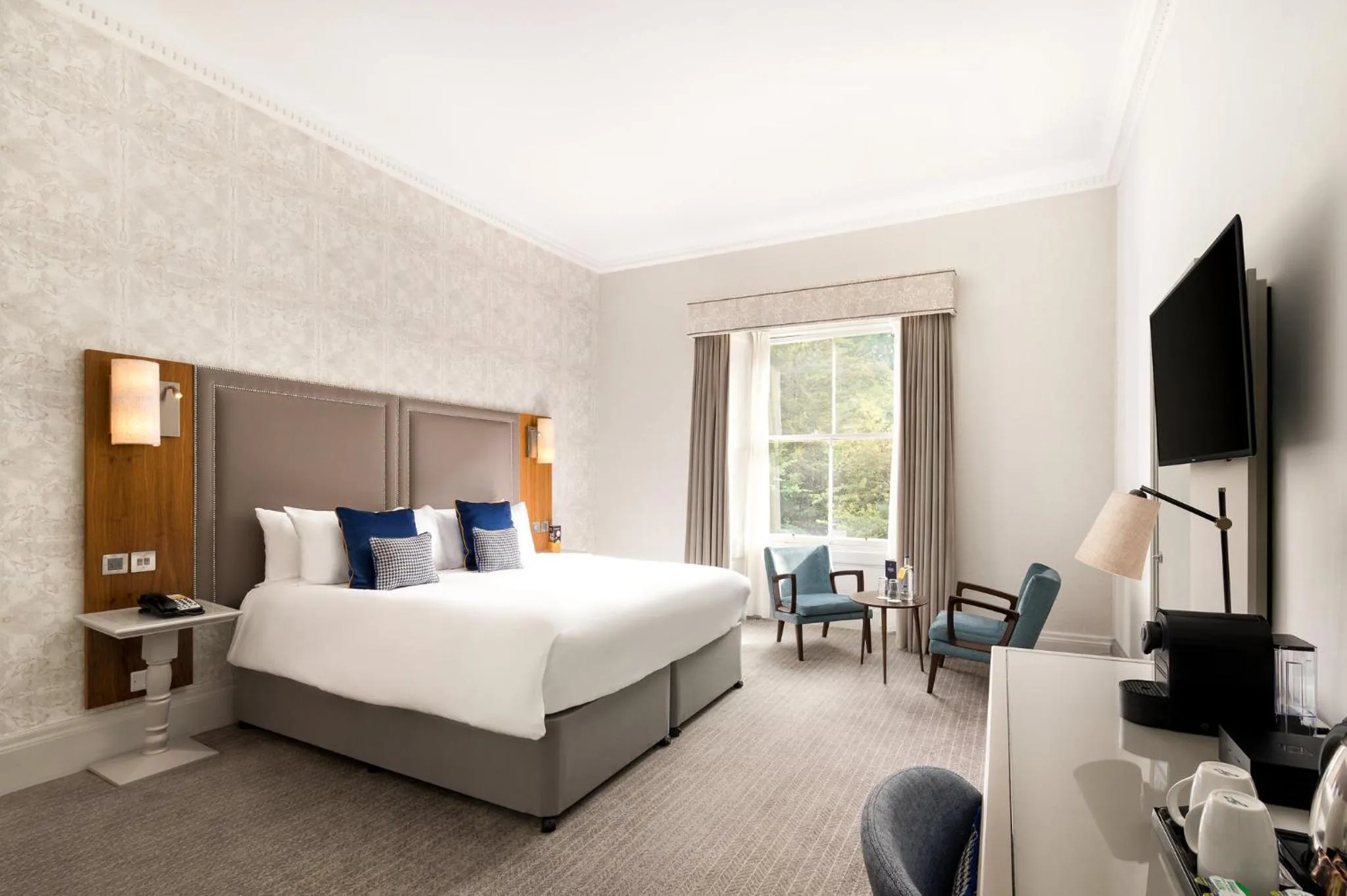 Photo of the whole room, Bed in voco Edinburgh - Royal Terrace by IHG