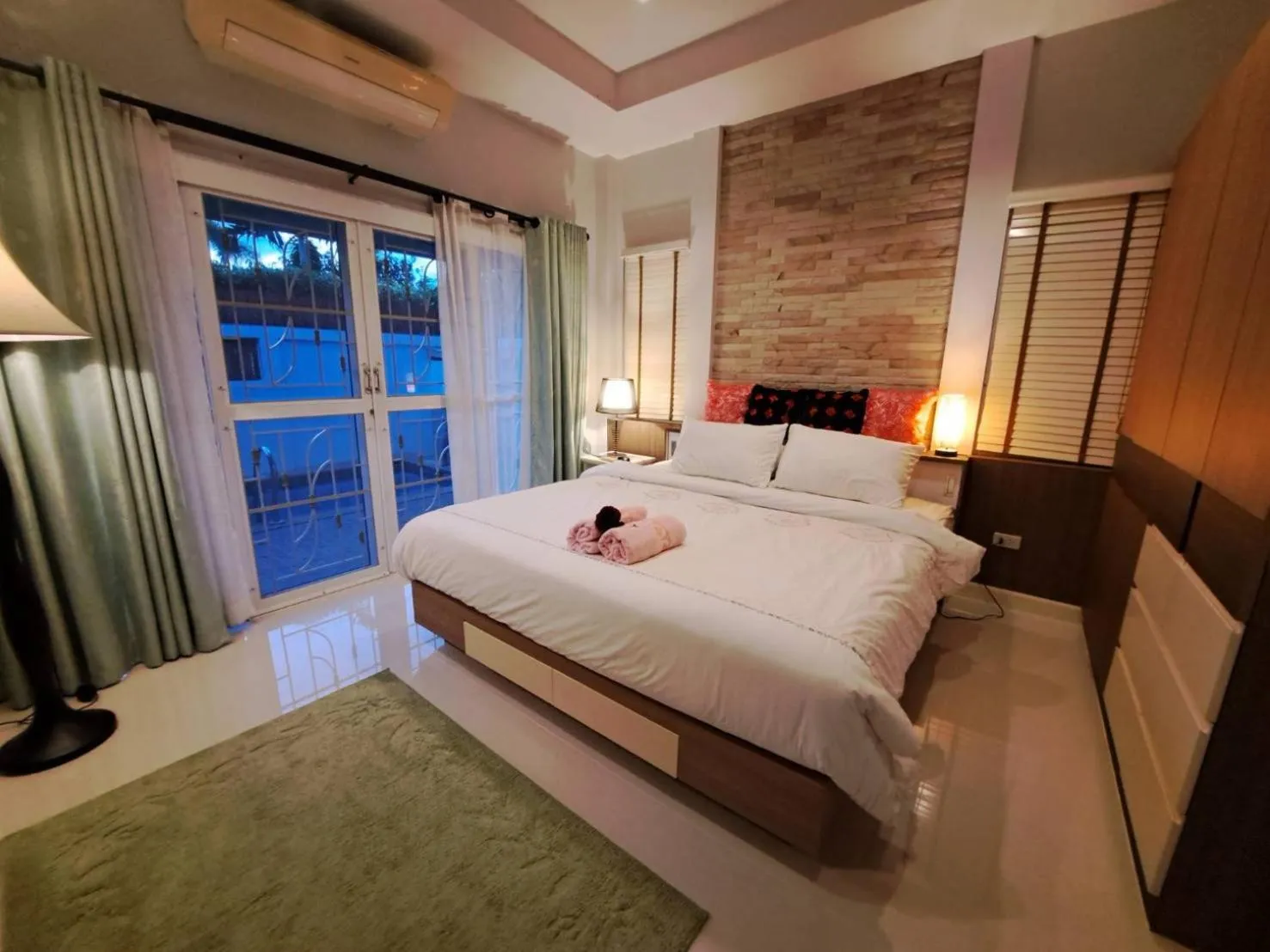 Bed in Jacuzzi Pool Villa