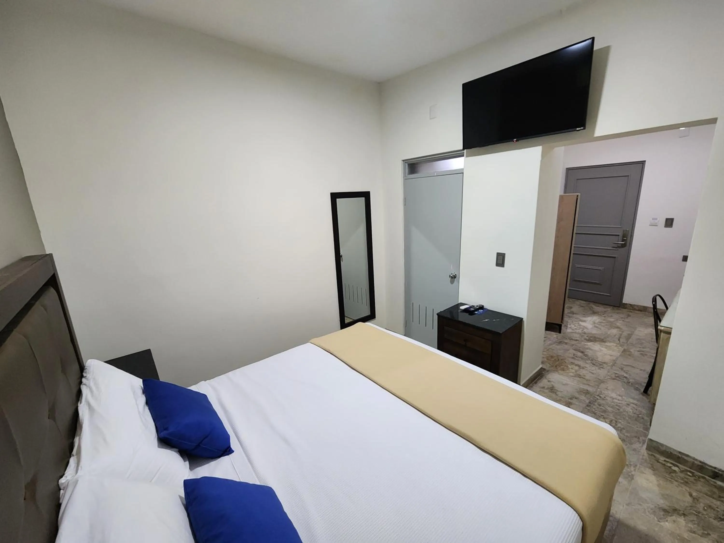 Photo of the whole room, Bed in Hotel Roque