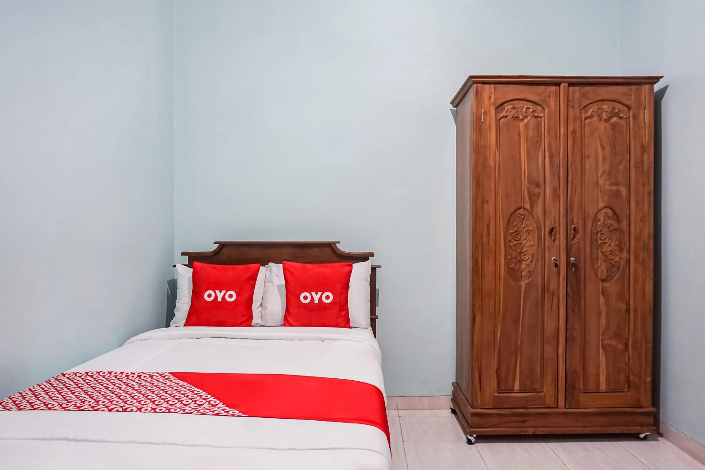 Bedroom, Bed in Hotel O Guest House Riharti Syariah