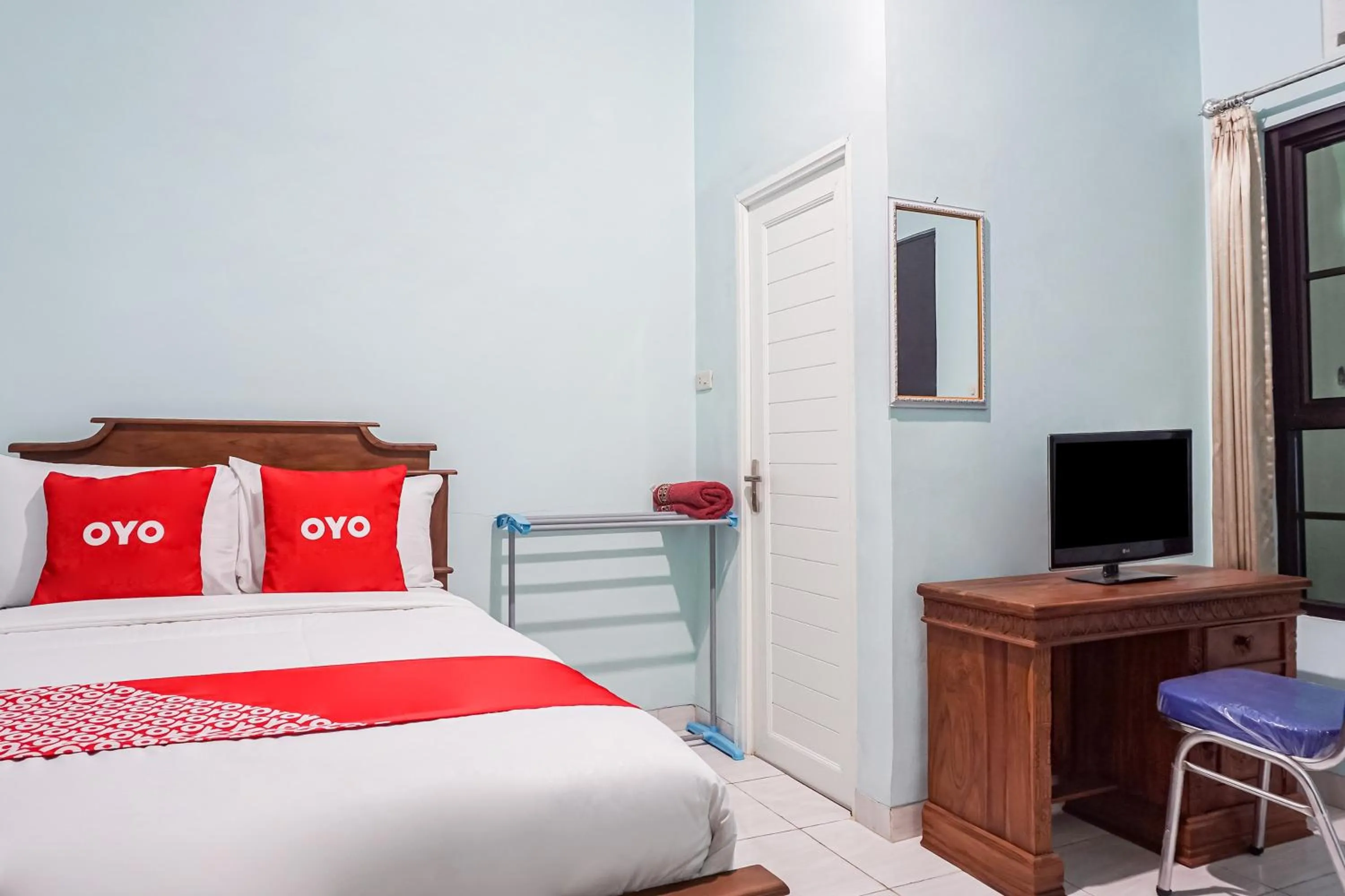 Bedroom, Bed in Hotel O Guest House Riharti Syariah