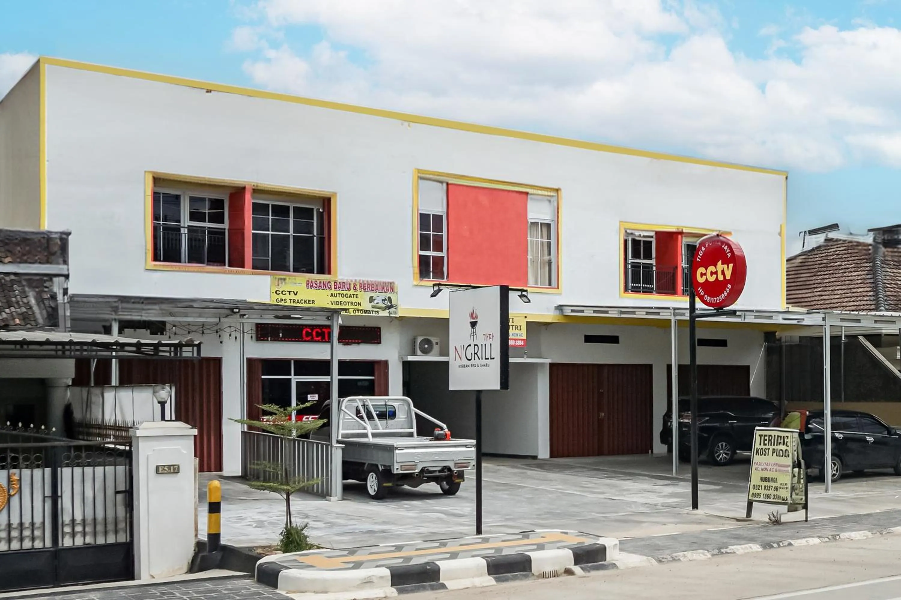 Facade/entrance in Hotel O Guest House Riharti Syariah