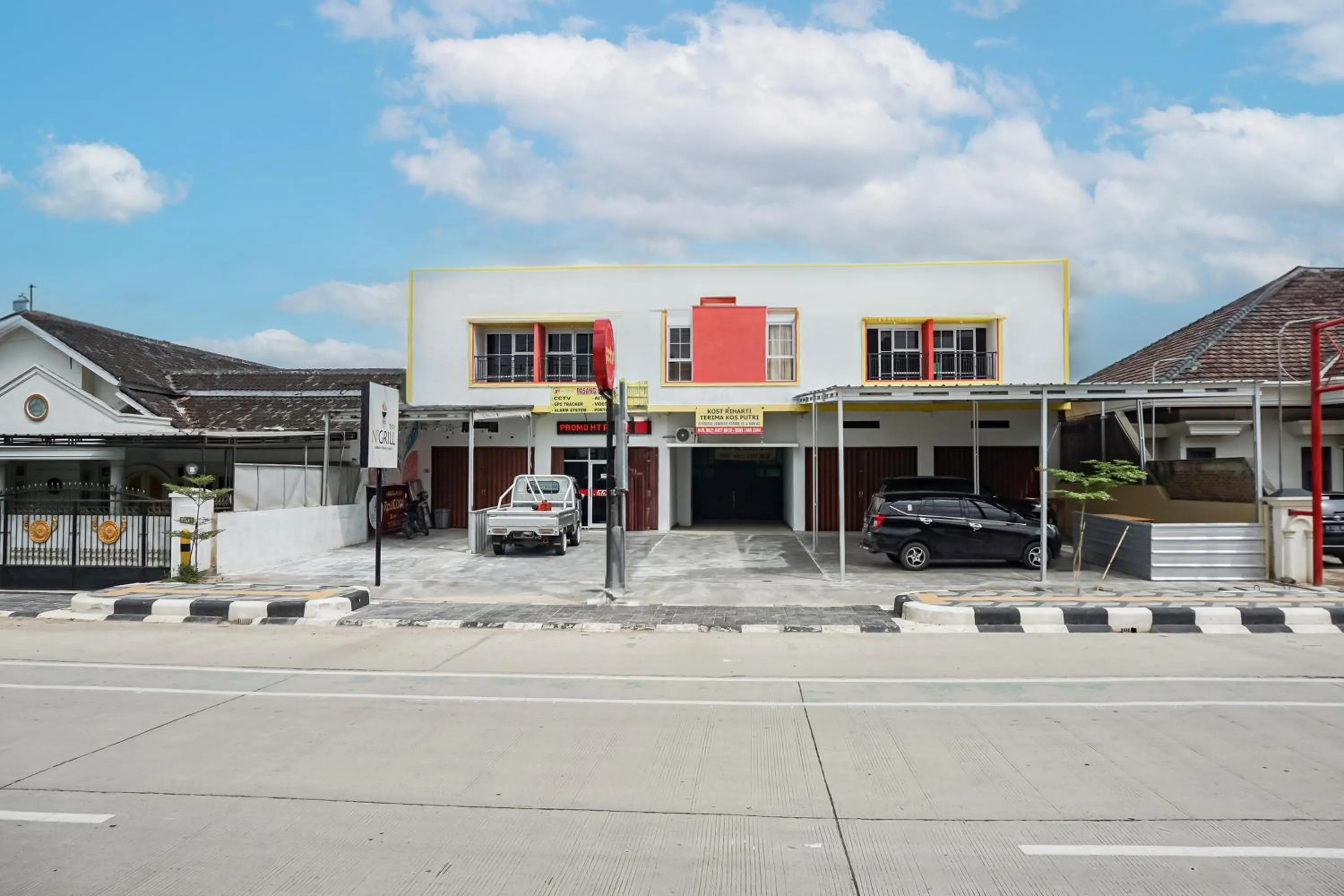 Facade/entrance in Hotel O Guest House Riharti Syariah