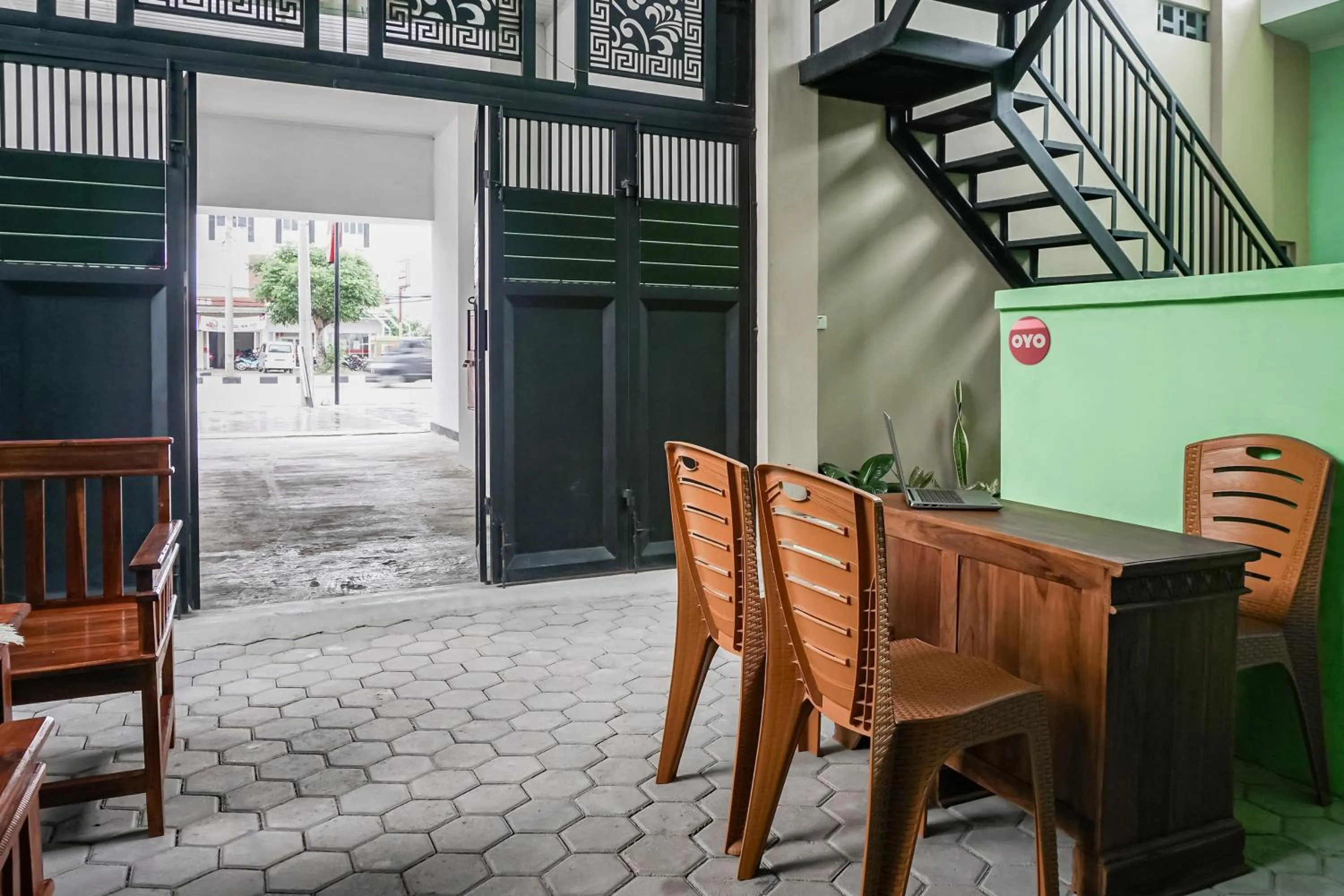 Lobby or reception in Hotel O Guest House Riharti Syariah