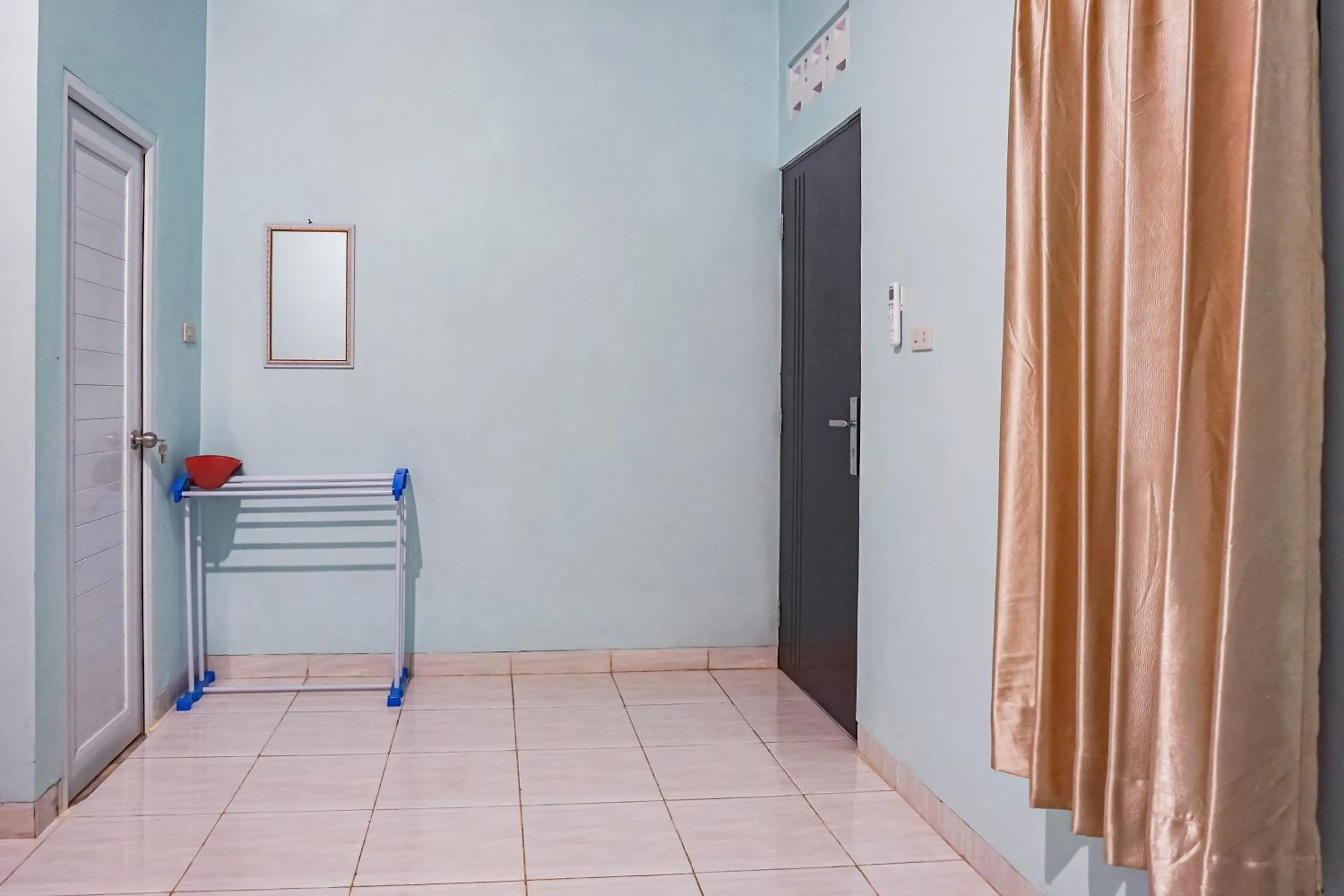 Bedroom in Hotel O Guest House Riharti Syariah