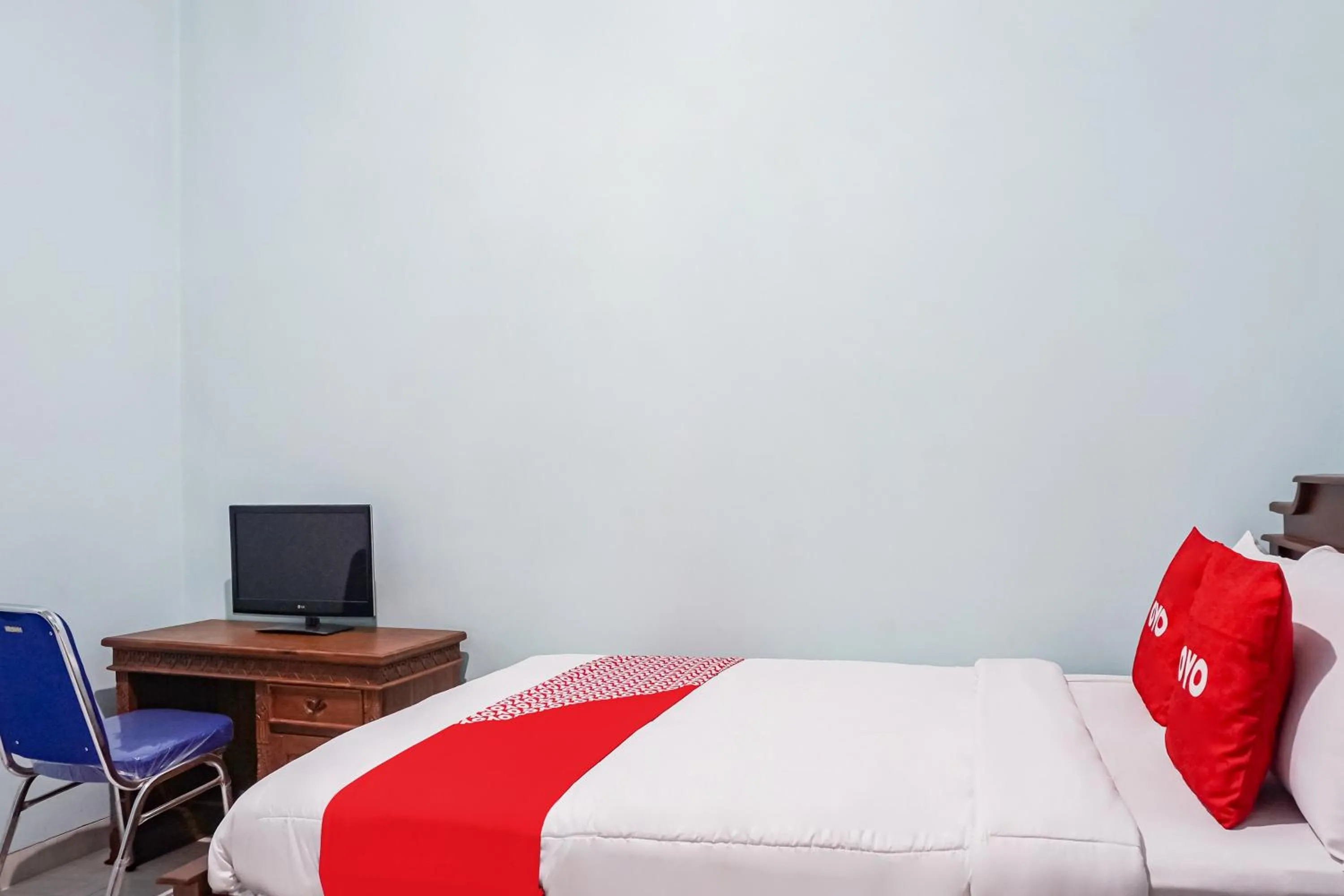 Bedroom, Bed in Hotel O Guest House Riharti Syariah