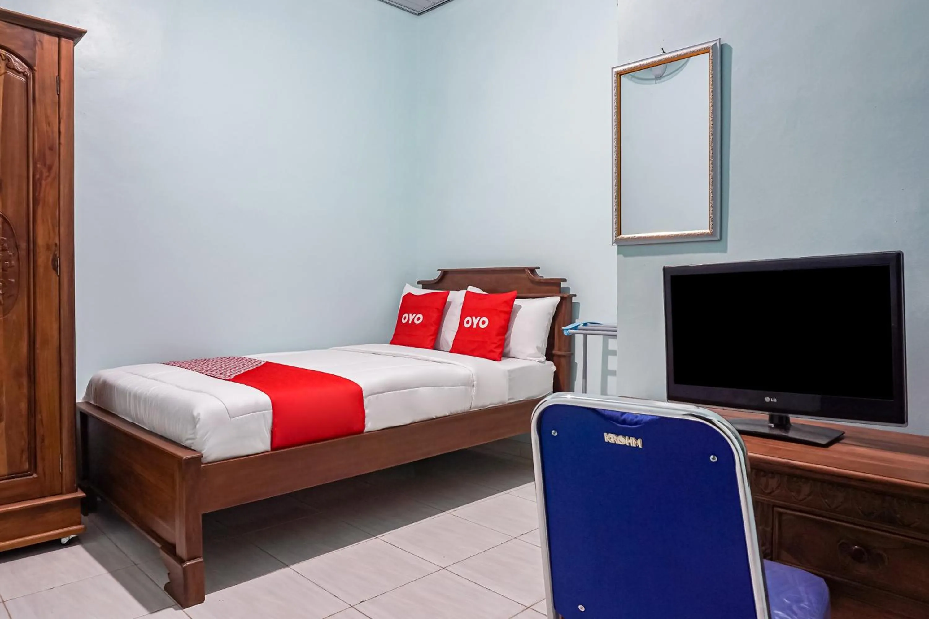 Bedroom, Bed in Hotel O Guest House Riharti Syariah