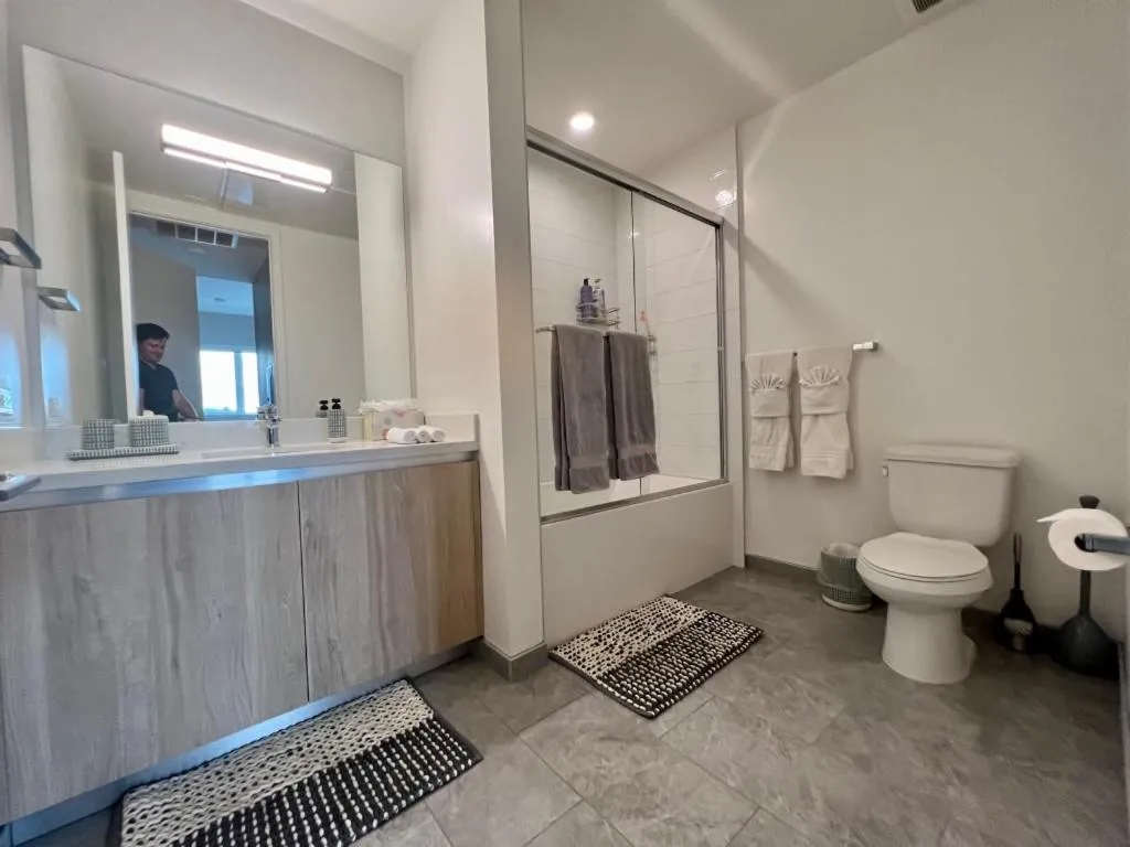 Large Hollywood Corner 2 Bedroom with Private Balcony