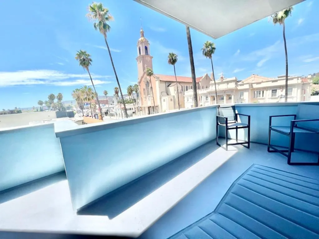 Large Hollywood Corner 2 Bedroom with Private Balcony