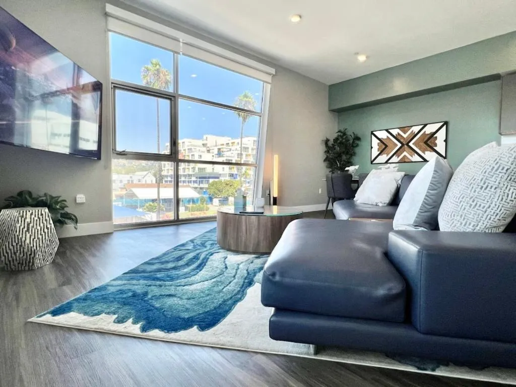 Large Hollywood Corner 2 Bedroom with Private Balcony