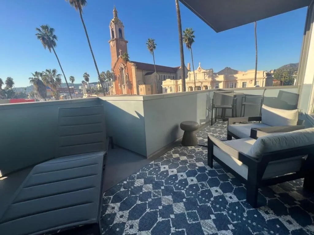 Large Hollywood Corner 2 Bedroom with Private Balcony