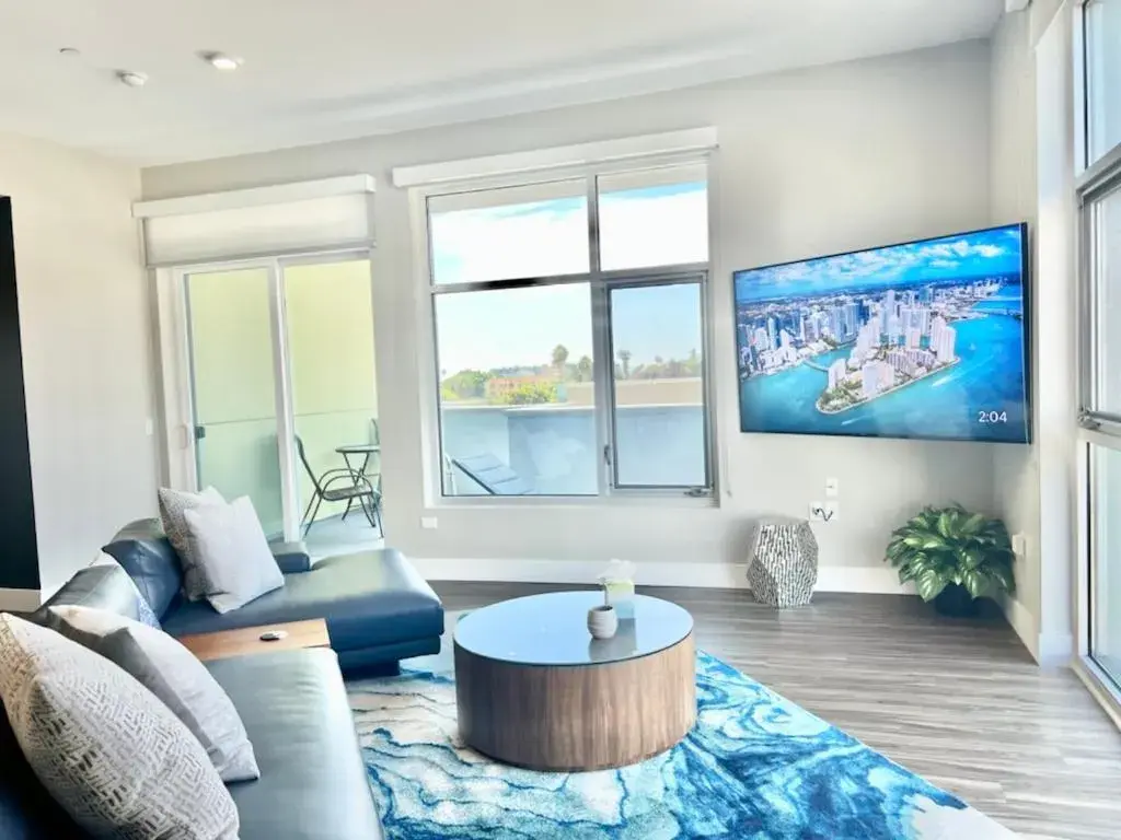 Large Hollywood Corner 2 Bedroom with Private Balcony Large Hollywood Corner 2 Bedroom with Private Balcony