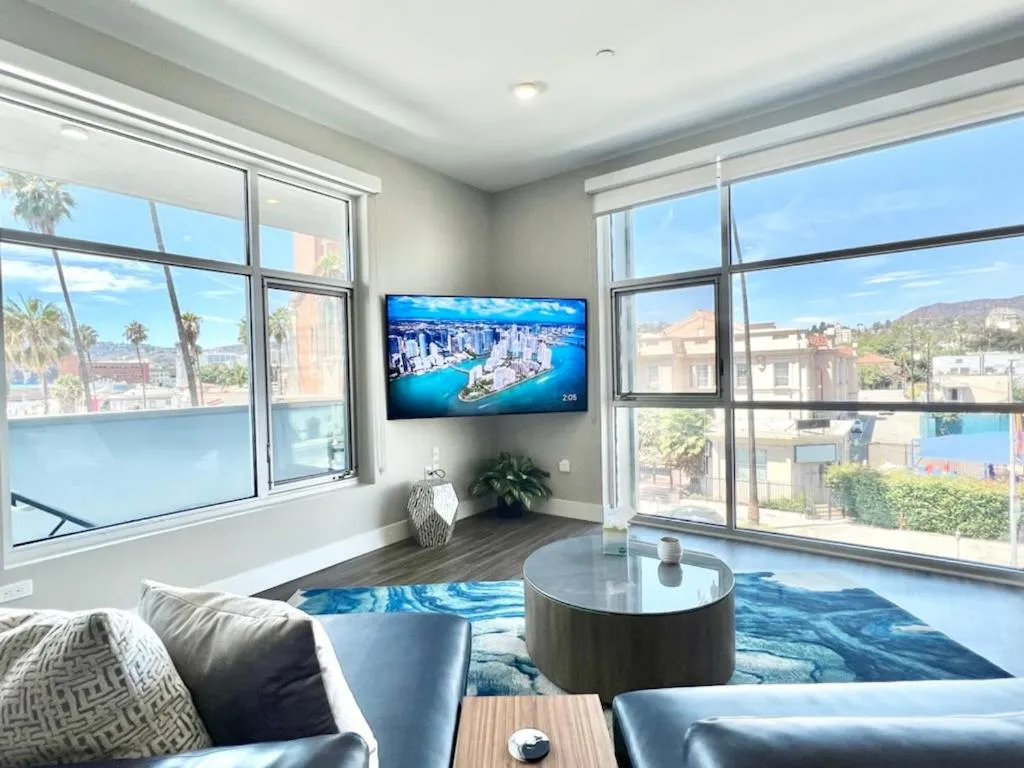 Large Hollywood Corner 2 Bedroom with Private Balcony