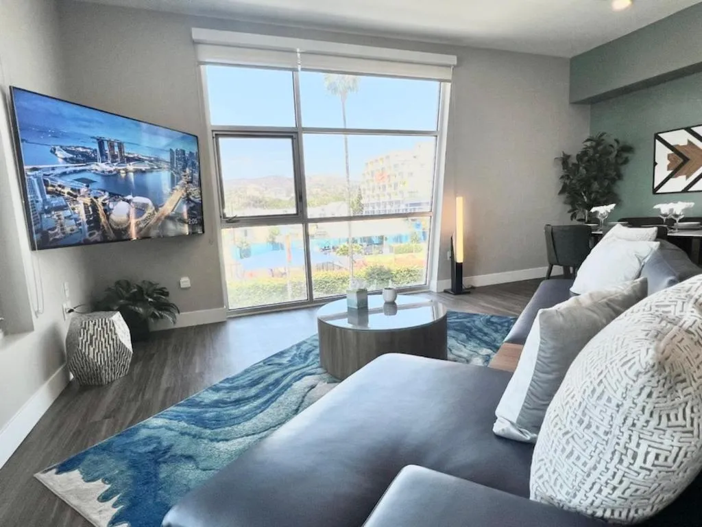 Large Hollywood Corner 2 Bedroom with Private Balcony