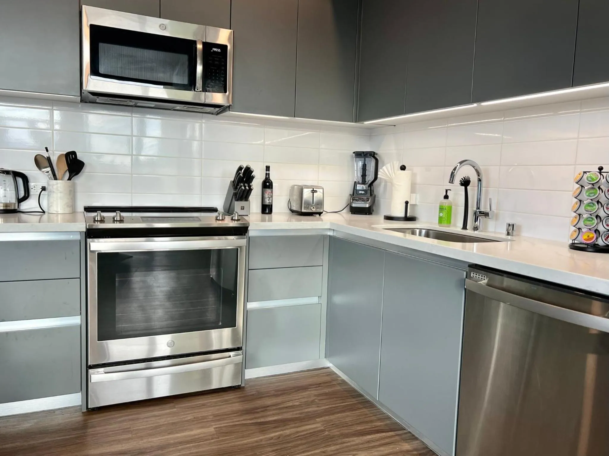 Large Hollywood Corner 2 Bedroom with Private Balcony