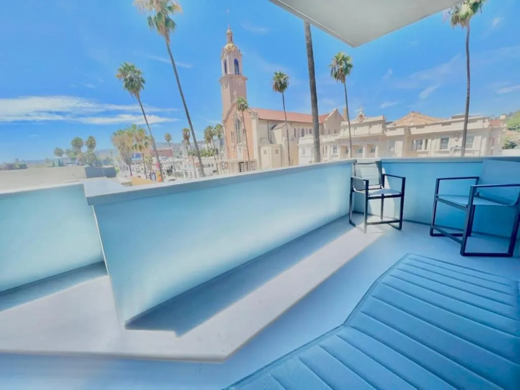 Large Hollywood Corner 2 Bedroom with Private Balcony