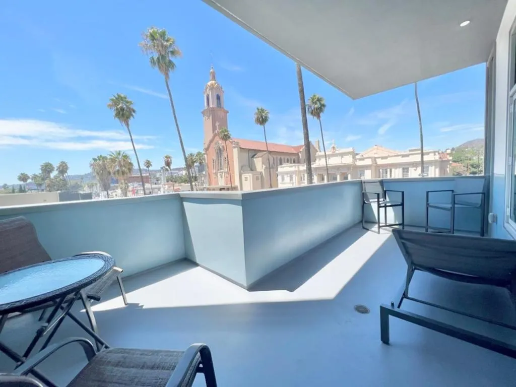 Large Hollywood Corner 2 Bedroom with Private Balcony