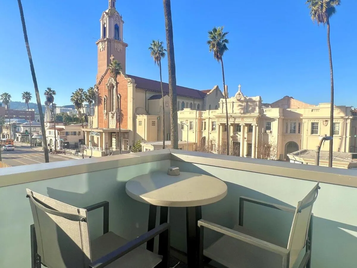 Large Hollywood Corner 2 Bedroom with Private Balcony