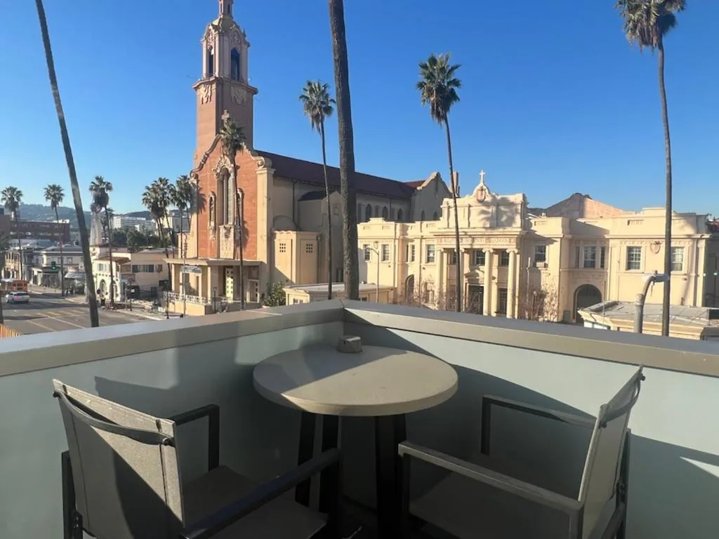 Large Hollywood Corner 2 Bedroom with Private Balcony