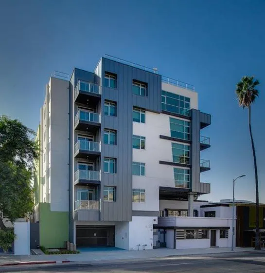 Large Hollywood Corner 2 Bedroom with Private Balcony