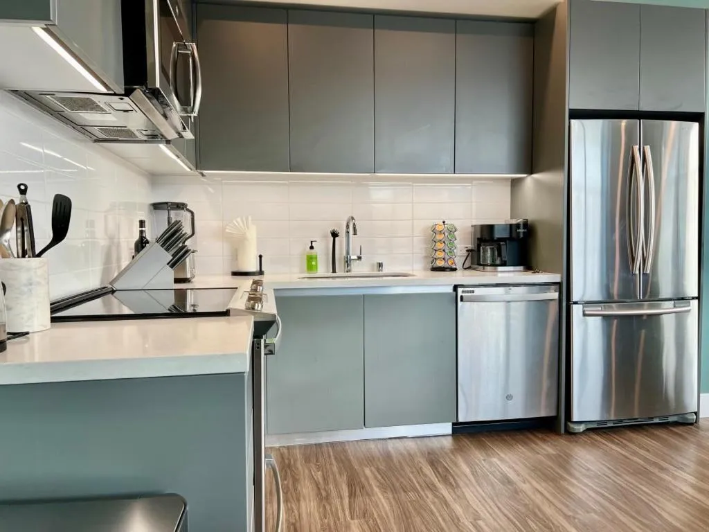 Large Hollywood Corner 2 Bedroom with Private Balcony