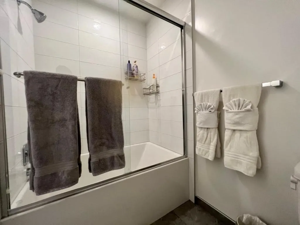 Large Hollywood Corner 2 Bedroom with Private Balcony