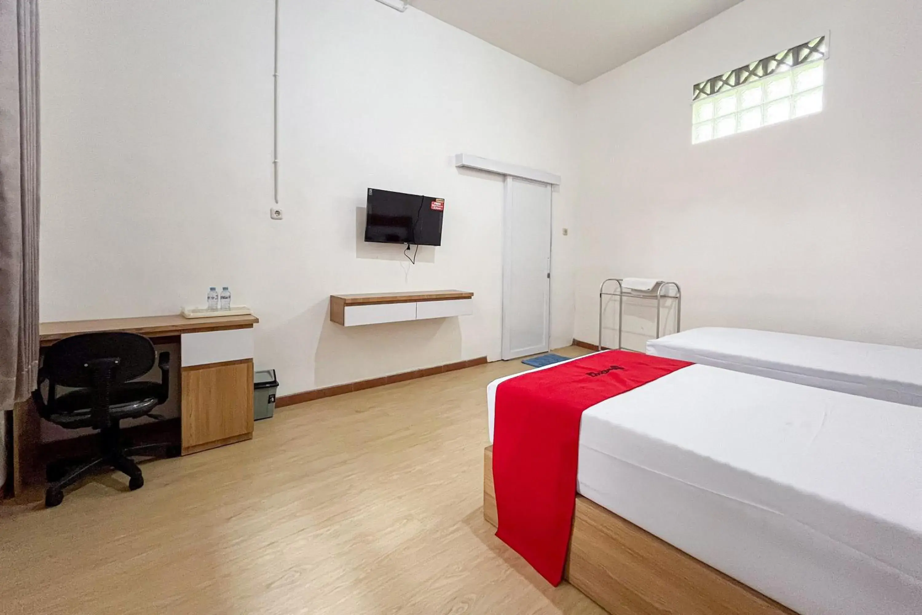 Standard Twin Room in RedDoorz Syariah @ Jl. Candi Kalasan Standard Twin Room in RedDoorz Syariah @ Jl. Candi Kalasan