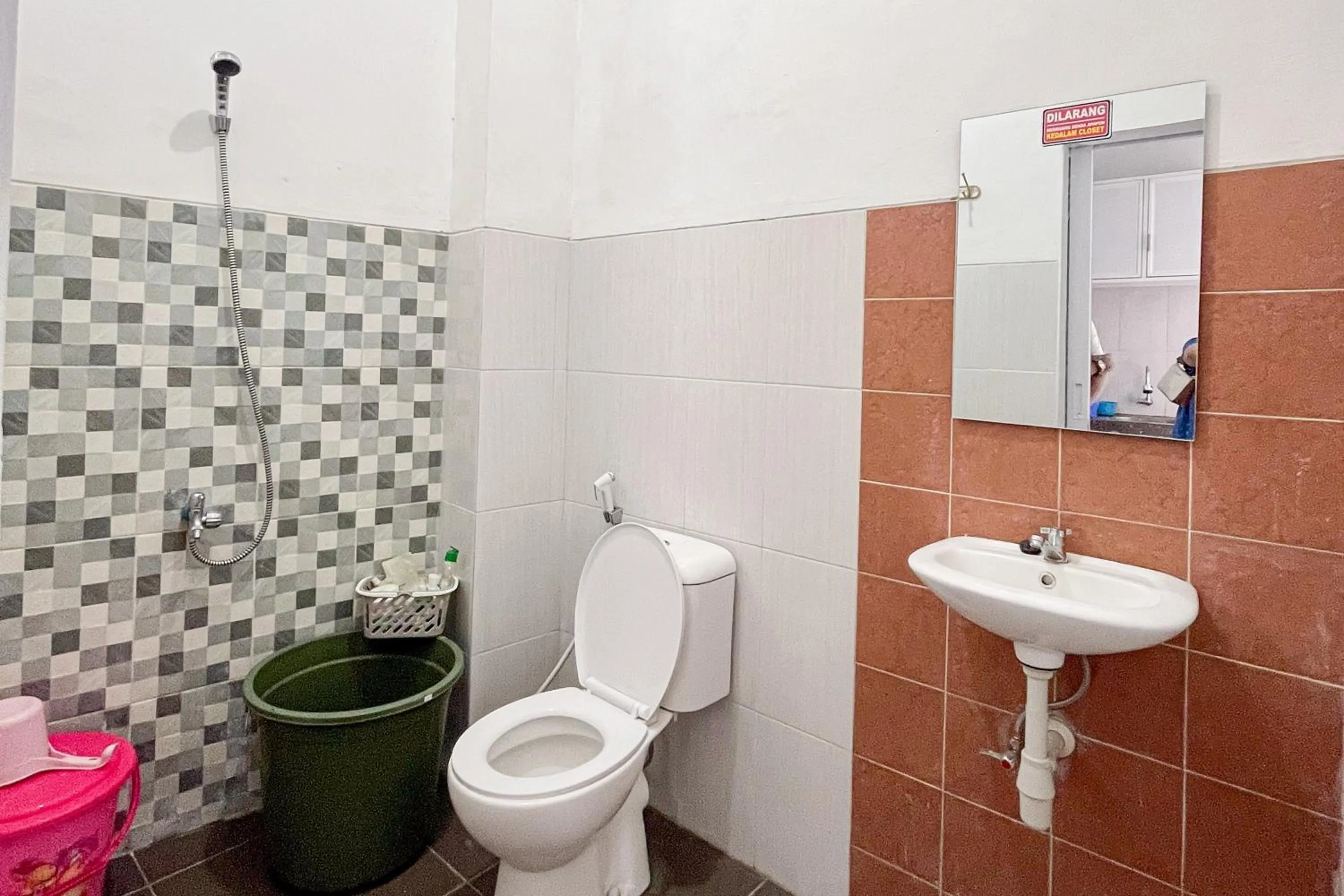 Bathroom in RedDoorz Syariah @ Jl. Candi Kalasan