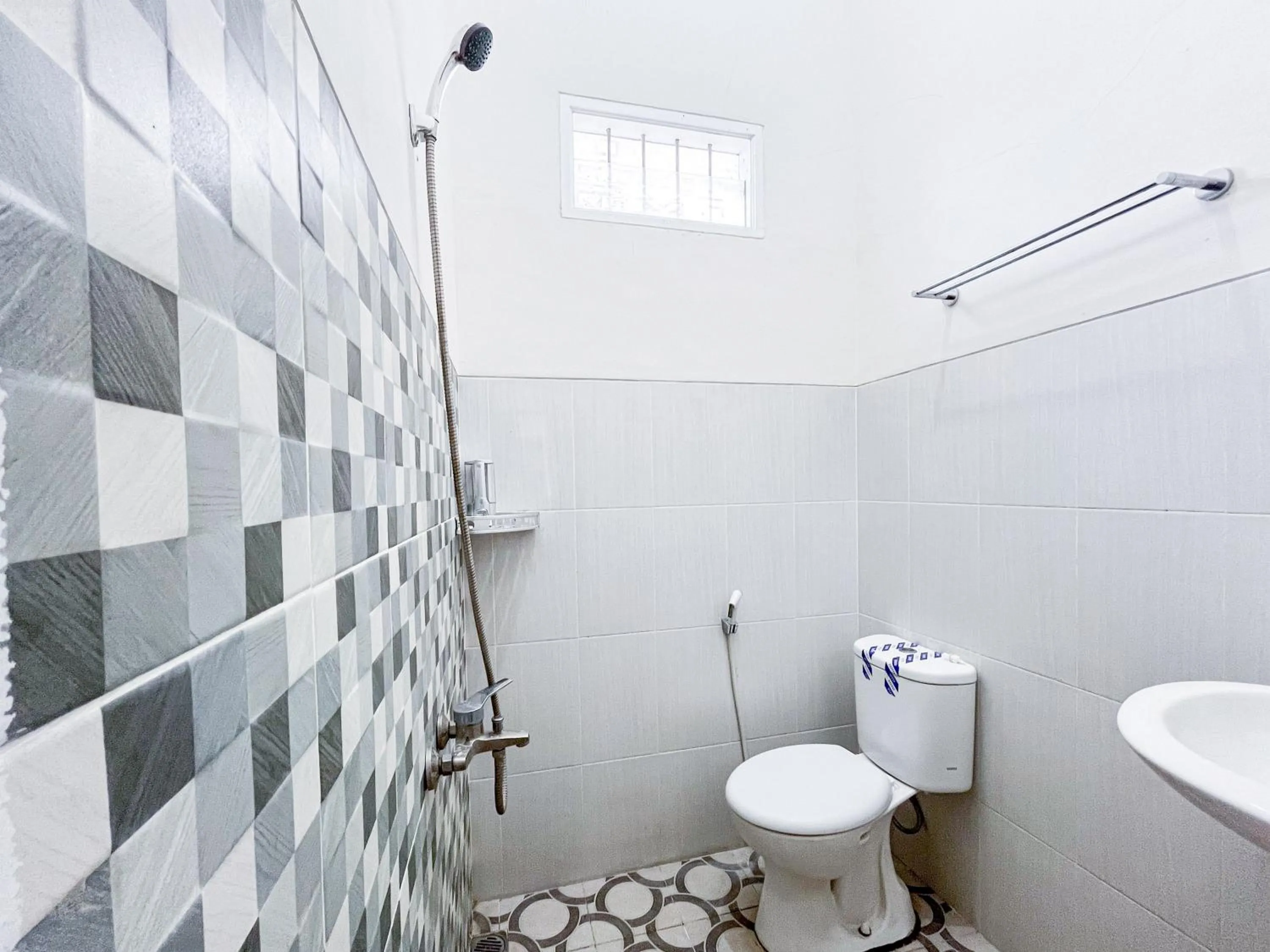 Bathroom in RedDoorz Syariah @ Jl. Candi Kalasan