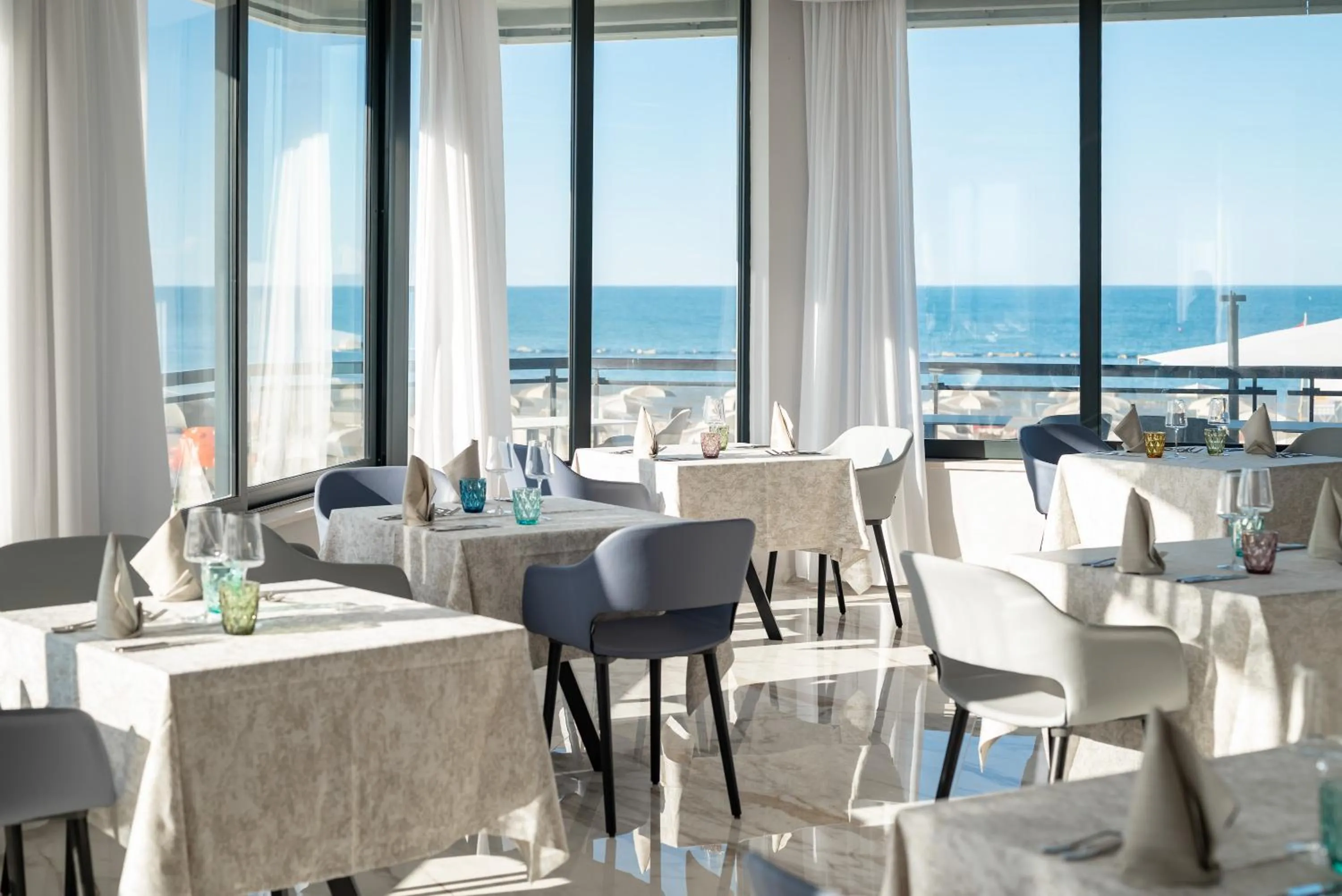 Restaurant/places to eat in Hotel Playa Suite