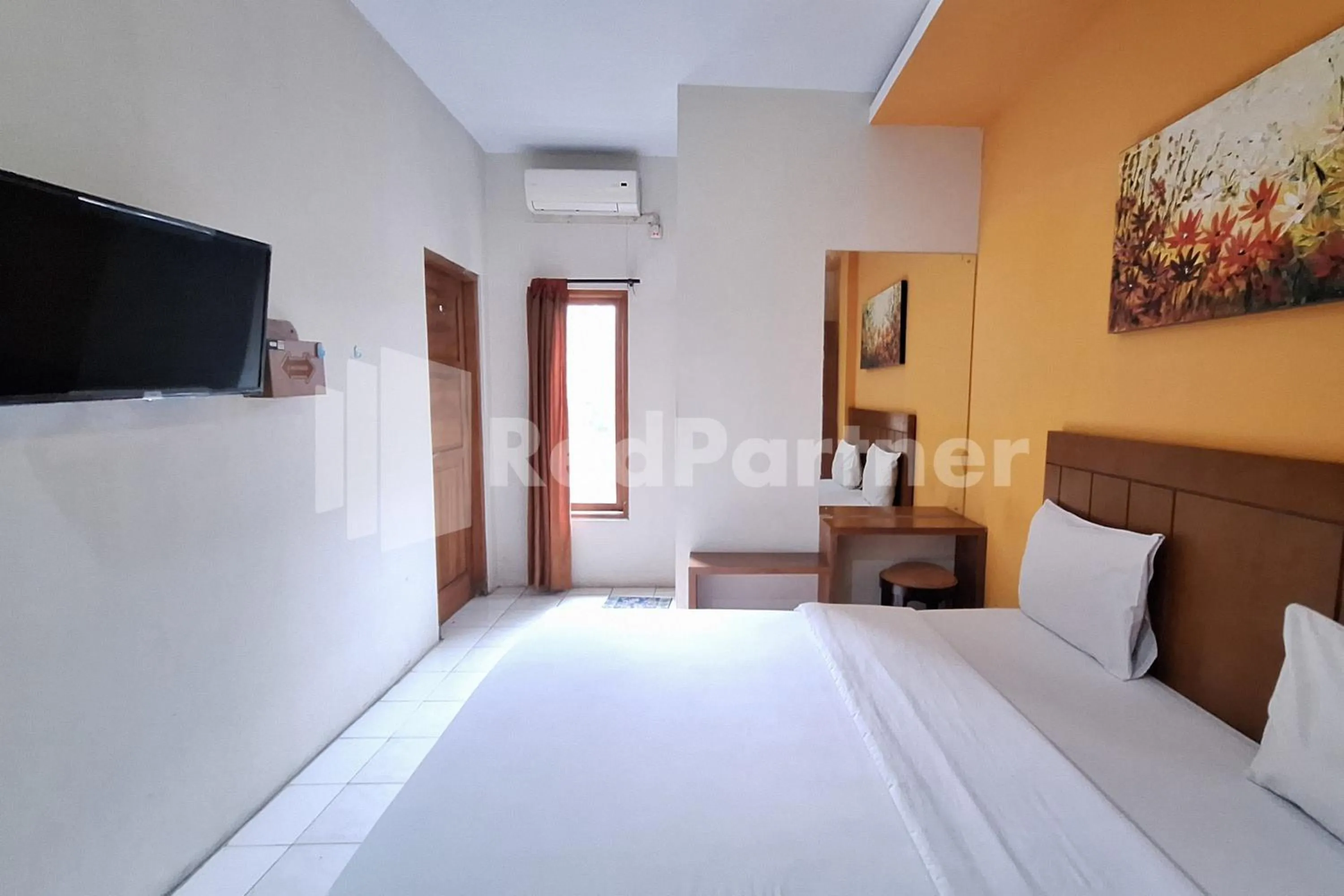 Bed in Nirvana Inn seturan Mitra RedDoorz