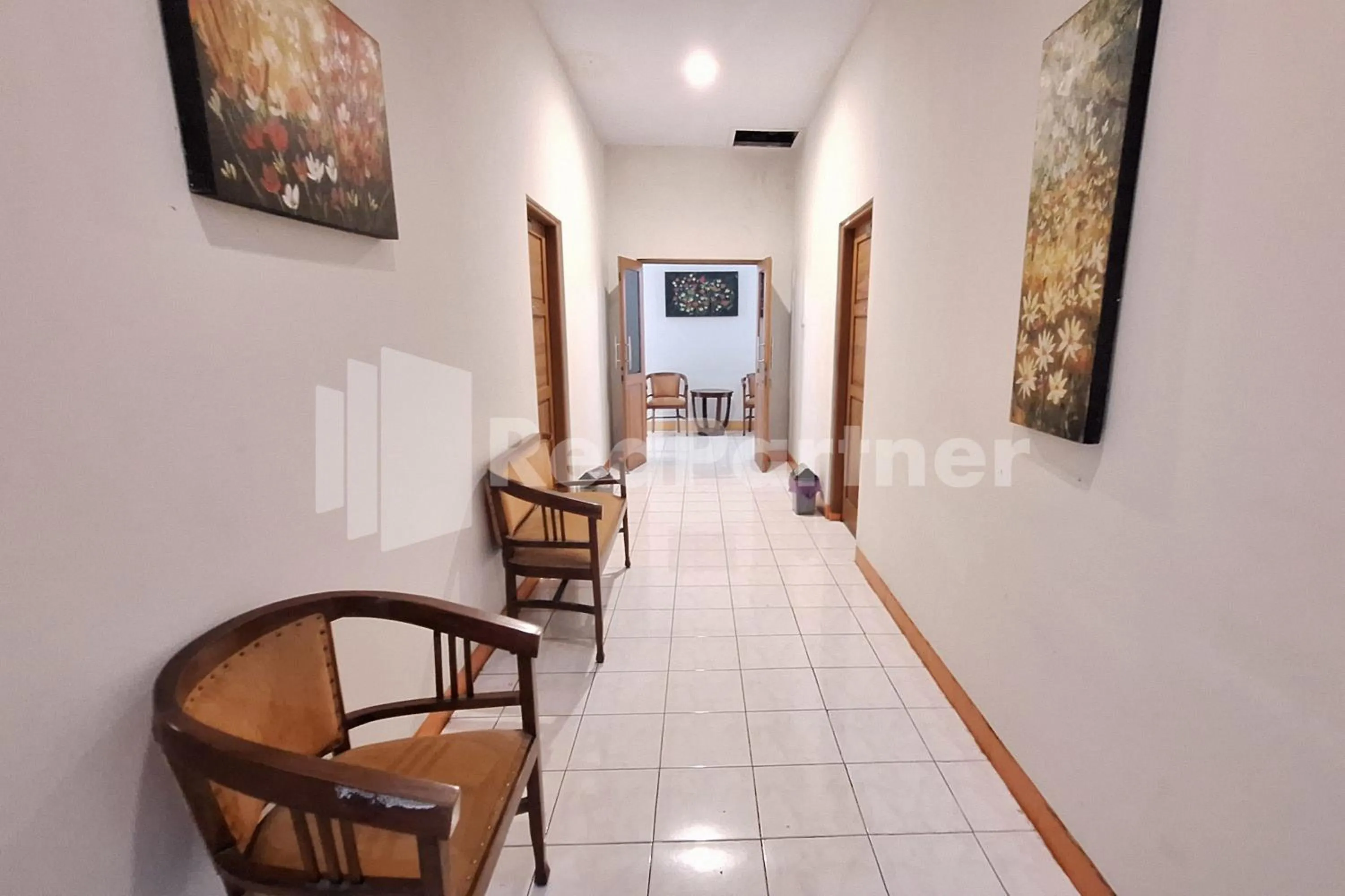 Seating area in Nirvana Inn seturan Mitra RedDoorz