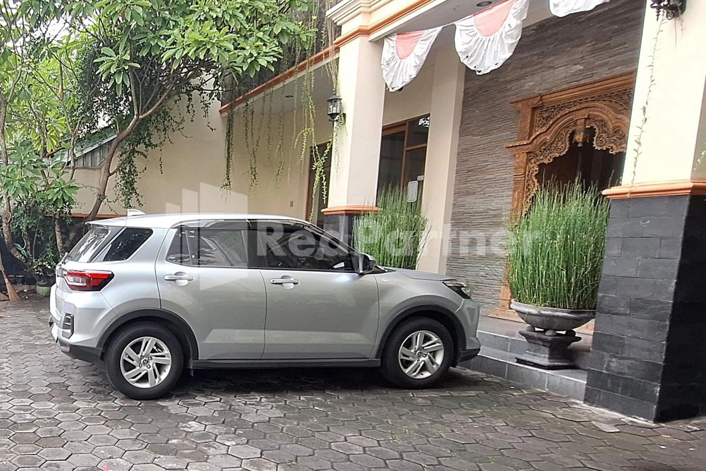 Parking in Nirvana Inn seturan Mitra RedDoorz
