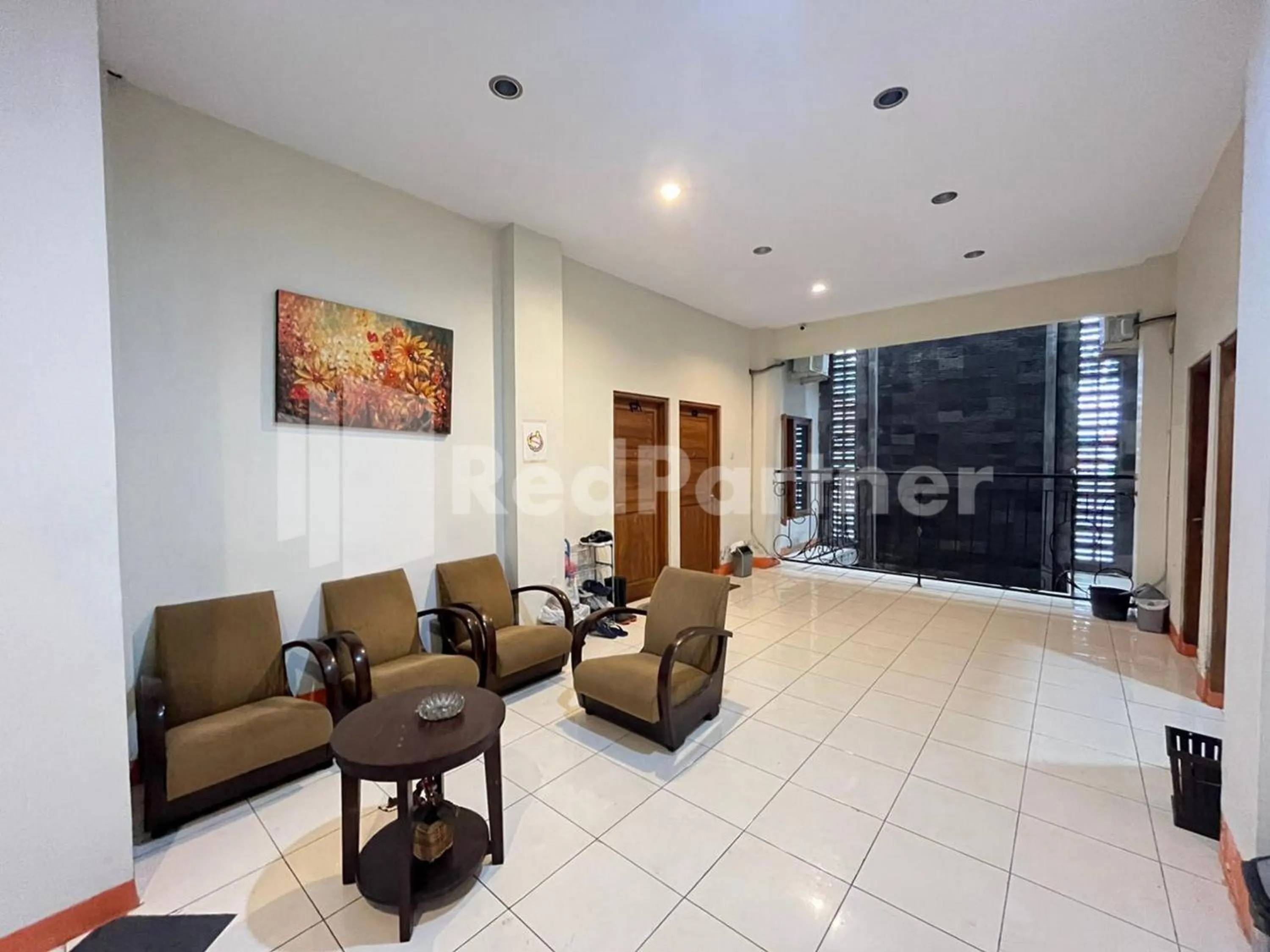 Seating area in Nirvana Inn seturan Mitra RedDoorz