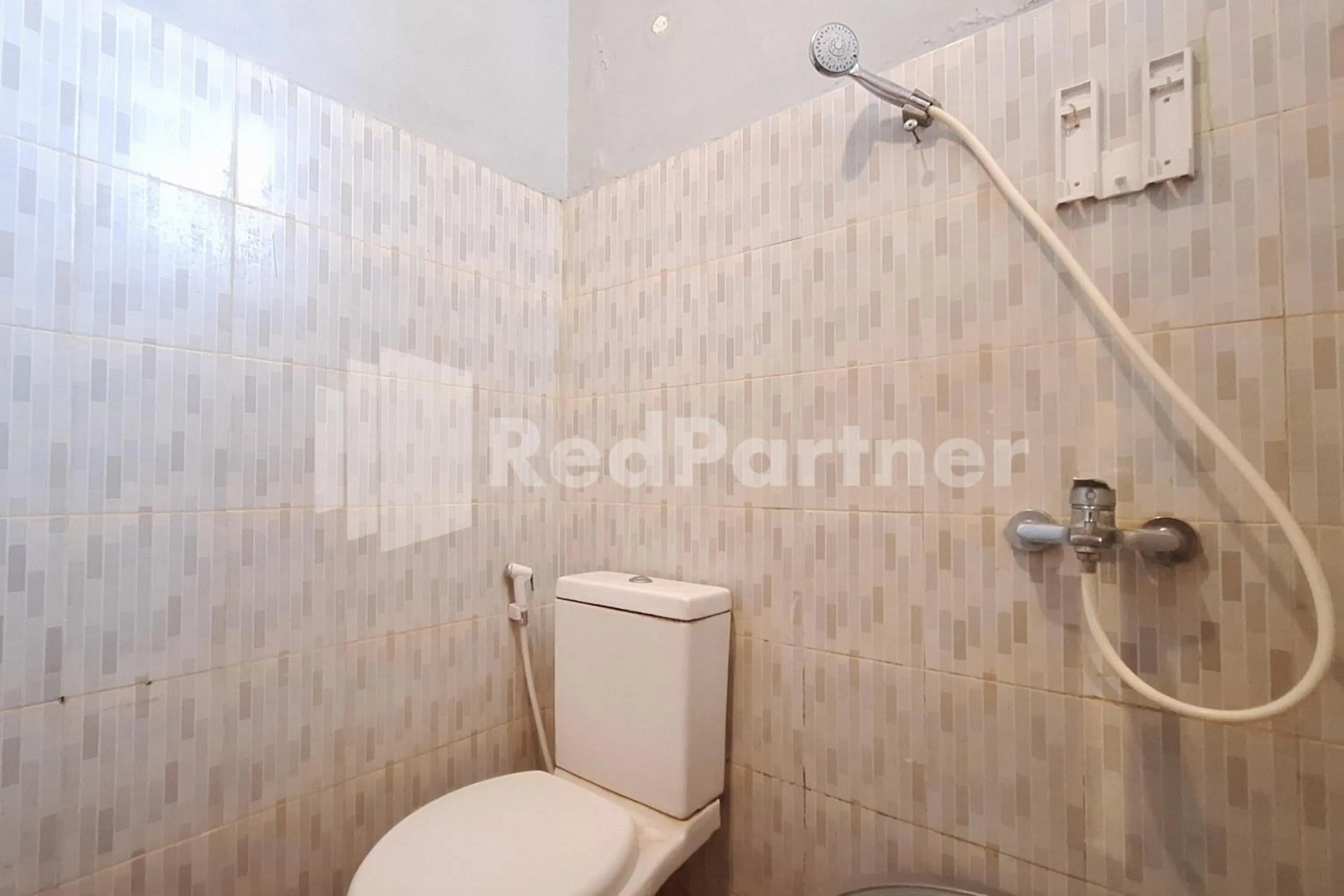 Bathroom in Nirvana Inn seturan Mitra RedDoorz