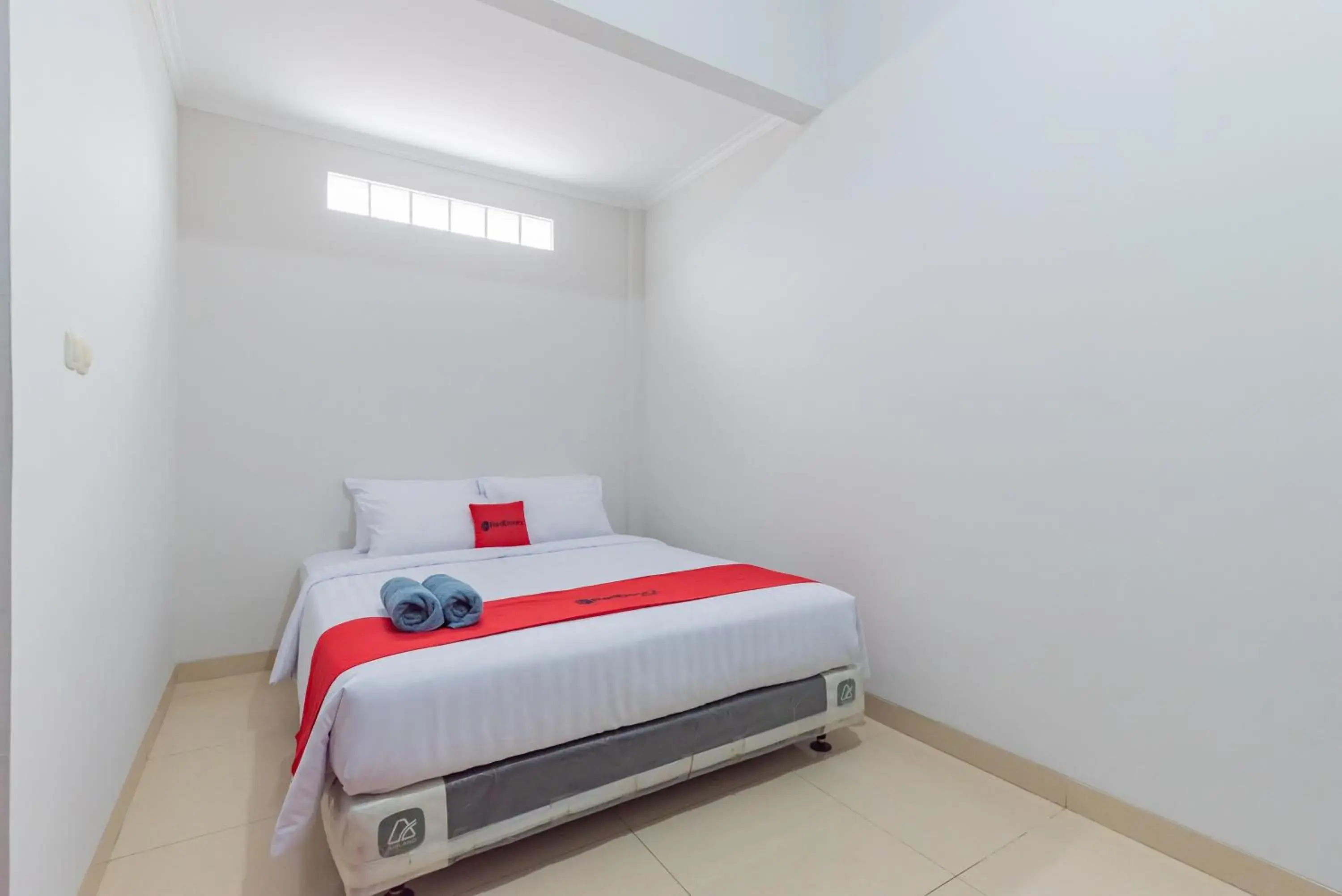 Reddoorz near Kiara Artha Park Reddoorz near Kiara Artha Park
