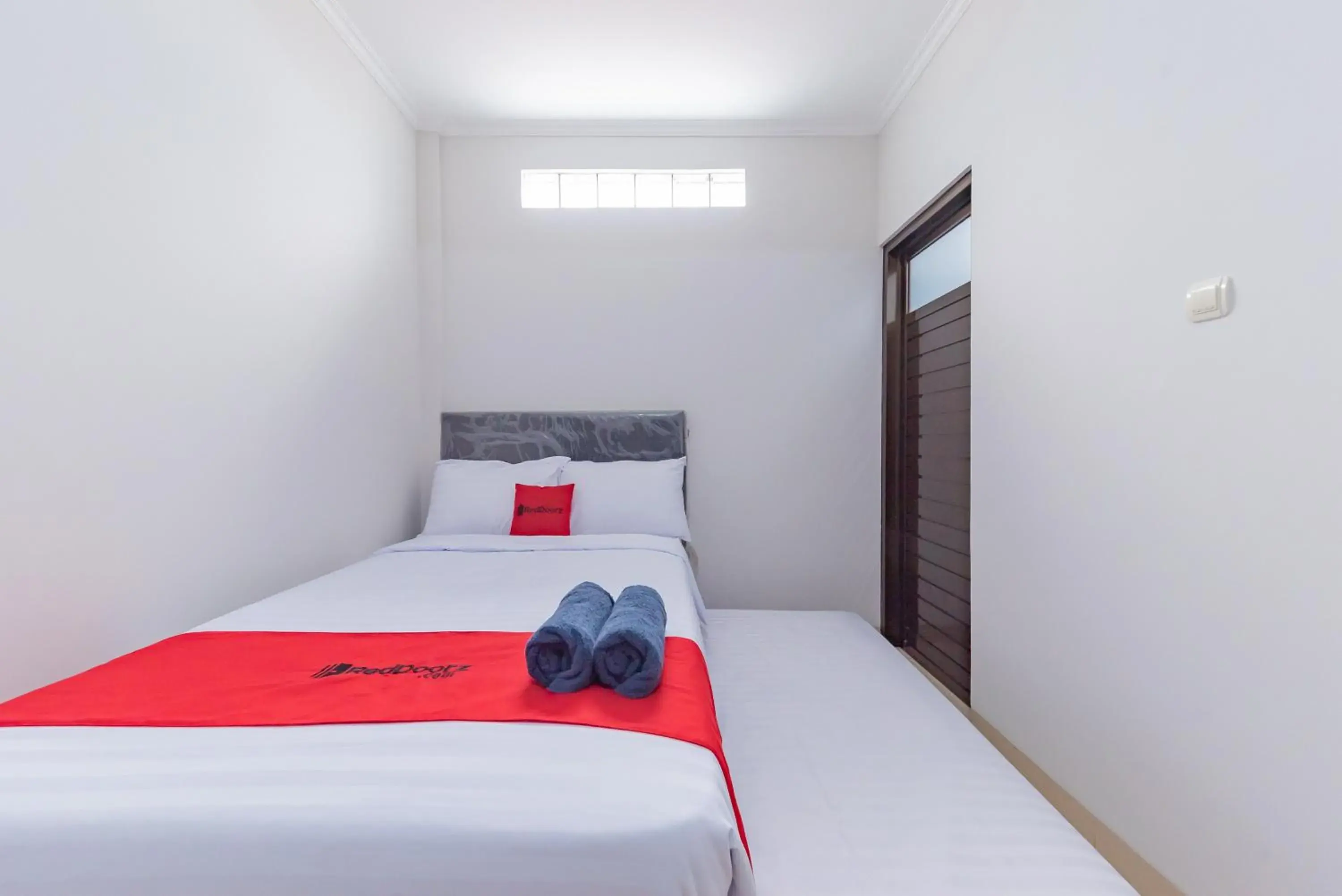 Standard Twin Room in Reddoorz near Kiara Artha Park Standard Twin Room in Reddoorz near Kiara Artha Park