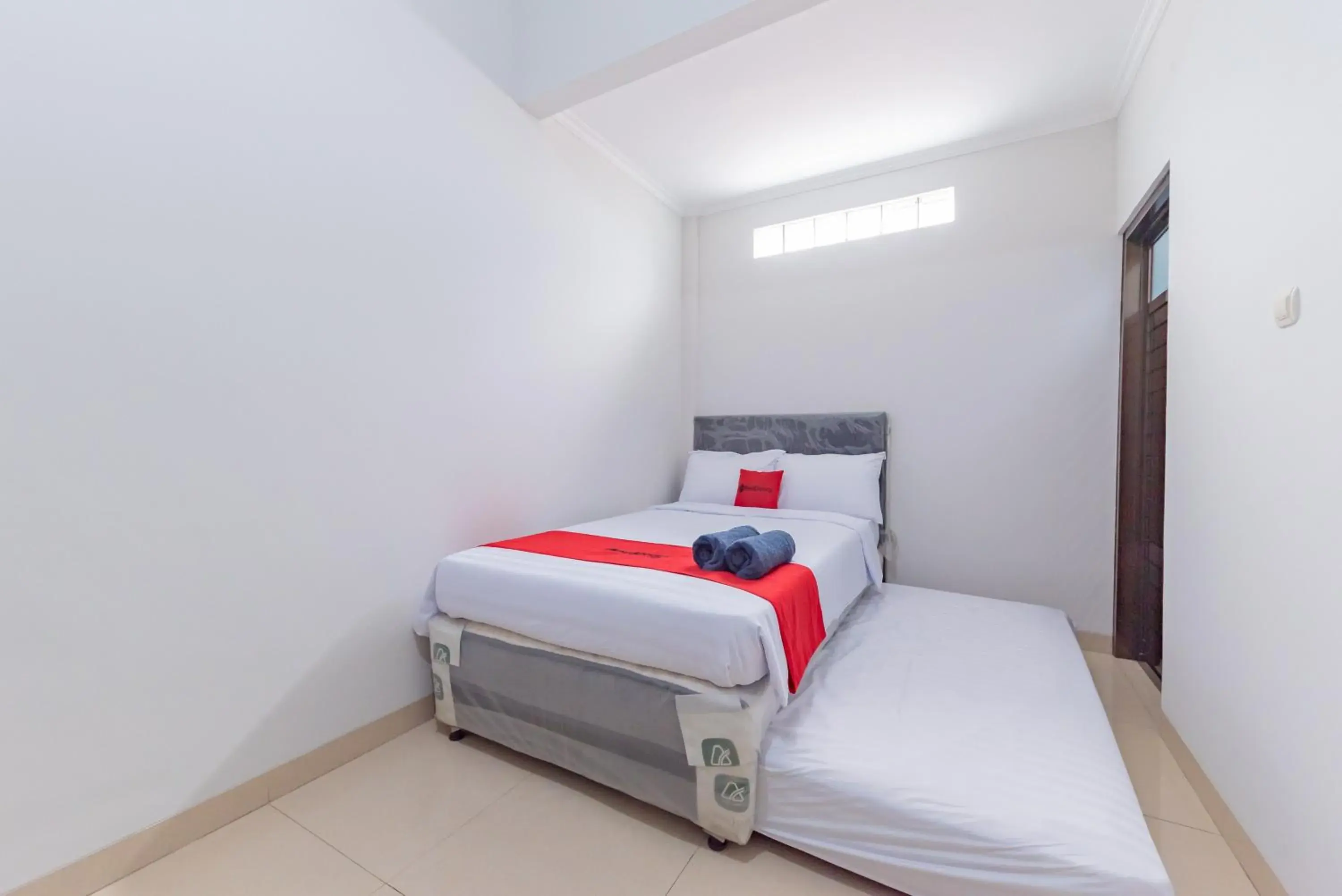 Standard Twin Room in Reddoorz near Kiara Artha Park Standard Twin Room in Reddoorz near Kiara Artha Park