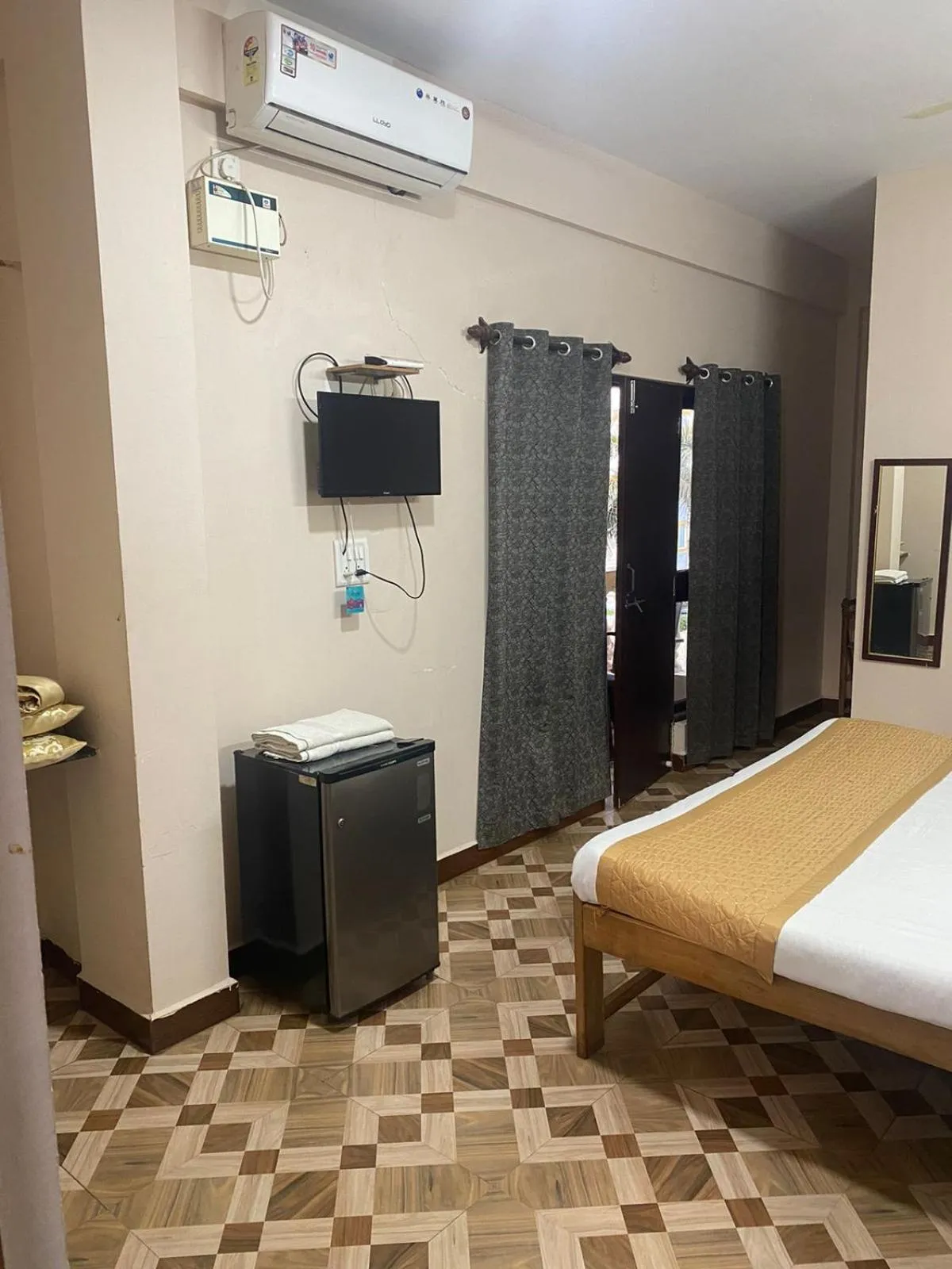 Communal lounge/ TV room, Bed in Hotel Beach Avenue