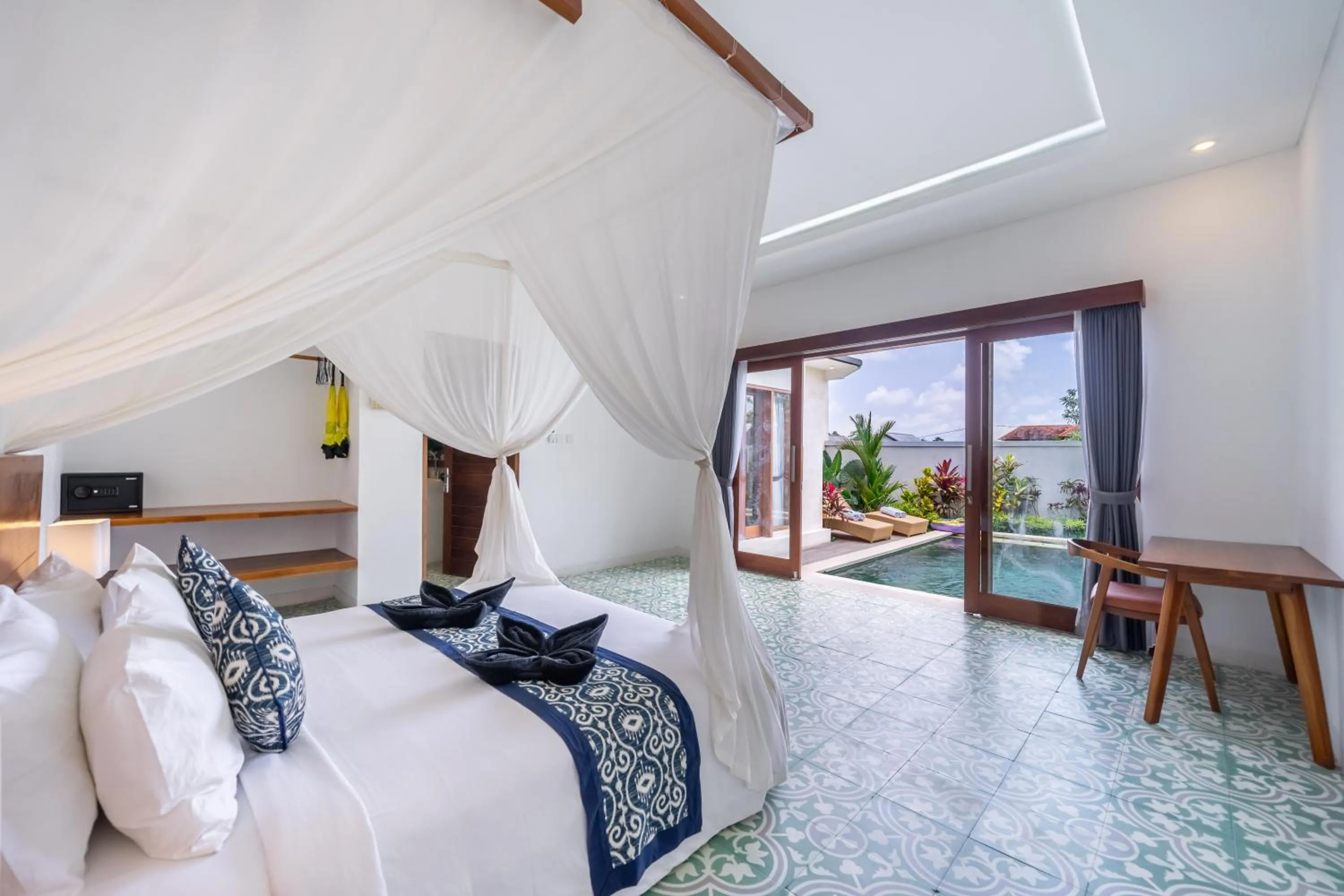 Stylish villa, Ubud, 2 bed,2 bath, central location, pool, private!