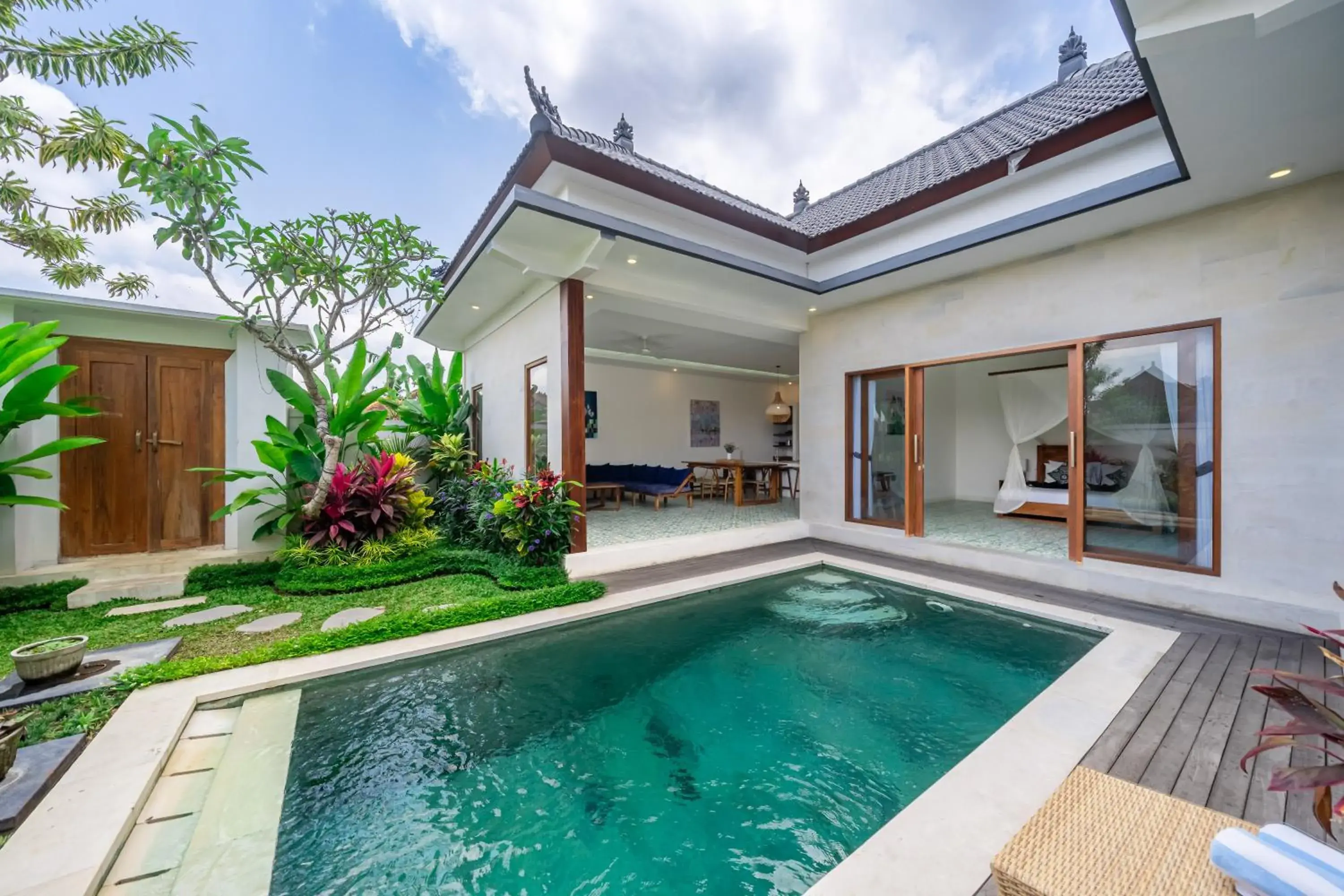 Stylish villa, Ubud, 2 bed,2 bath, central location, pool, private! Stylish villa, Ubud, 2 bed,2 bath, central location, pool, private!
