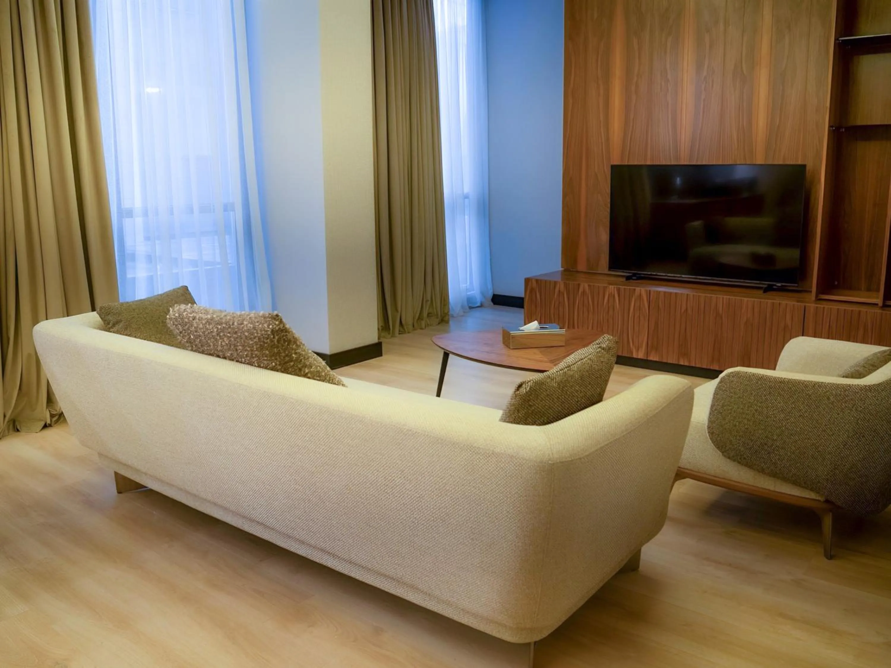TV and multimedia in Ramada Hotel & Suites by Wyndham Erbil 32 Park